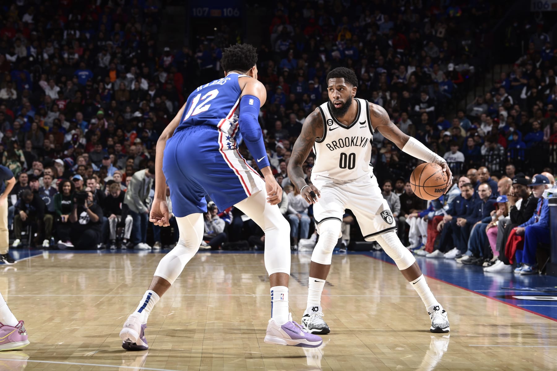 PHILADELPHIA, PA - NOVEMBER 22: Royce O'Neale #00 of the Brooklyn Nets handles the ball during the game against the Philadelphia 76ers on November 22, 2022 at the Wells Fargo Center in Philadelphia, Pennsylvania NOTE TO USER: User expressly acknowledges and agrees that, by downloading and/or using this Photograph, user is consenting to the terms and conditions of the Getty Images License Agreement. Mandatory Copyright Notice: Copyright 2022 NBAE (Photo by David Dow/NBAE via Getty Images)