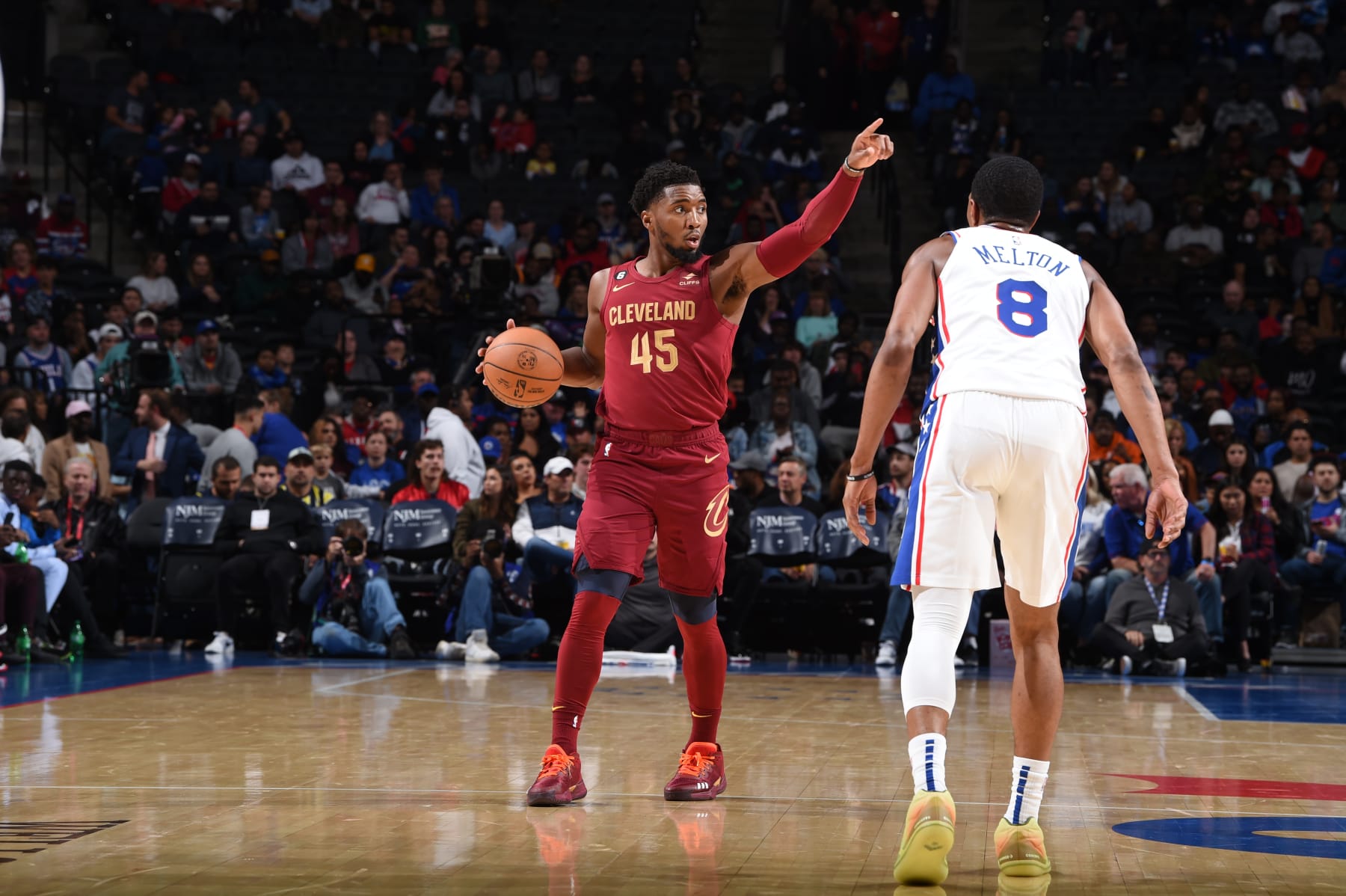 PHILADELPHIA, PA - OCTOBER 5: Donovan Mitchell #45 of the Cleveland Cavaliers sets the play on October 5, 2022 at the Wells Fargo Center in Philadelphia, Pennsylvania NOTE TO USER: User expressly acknowledges and agrees that, by downloading and/or using this Photograph, user is consenting to the terms and conditions of the Getty Images License Agreement. Mandatory Copyright Notice: Copyright 2022 NBAE (Photo by David Dow/NBAE via Getty Images)