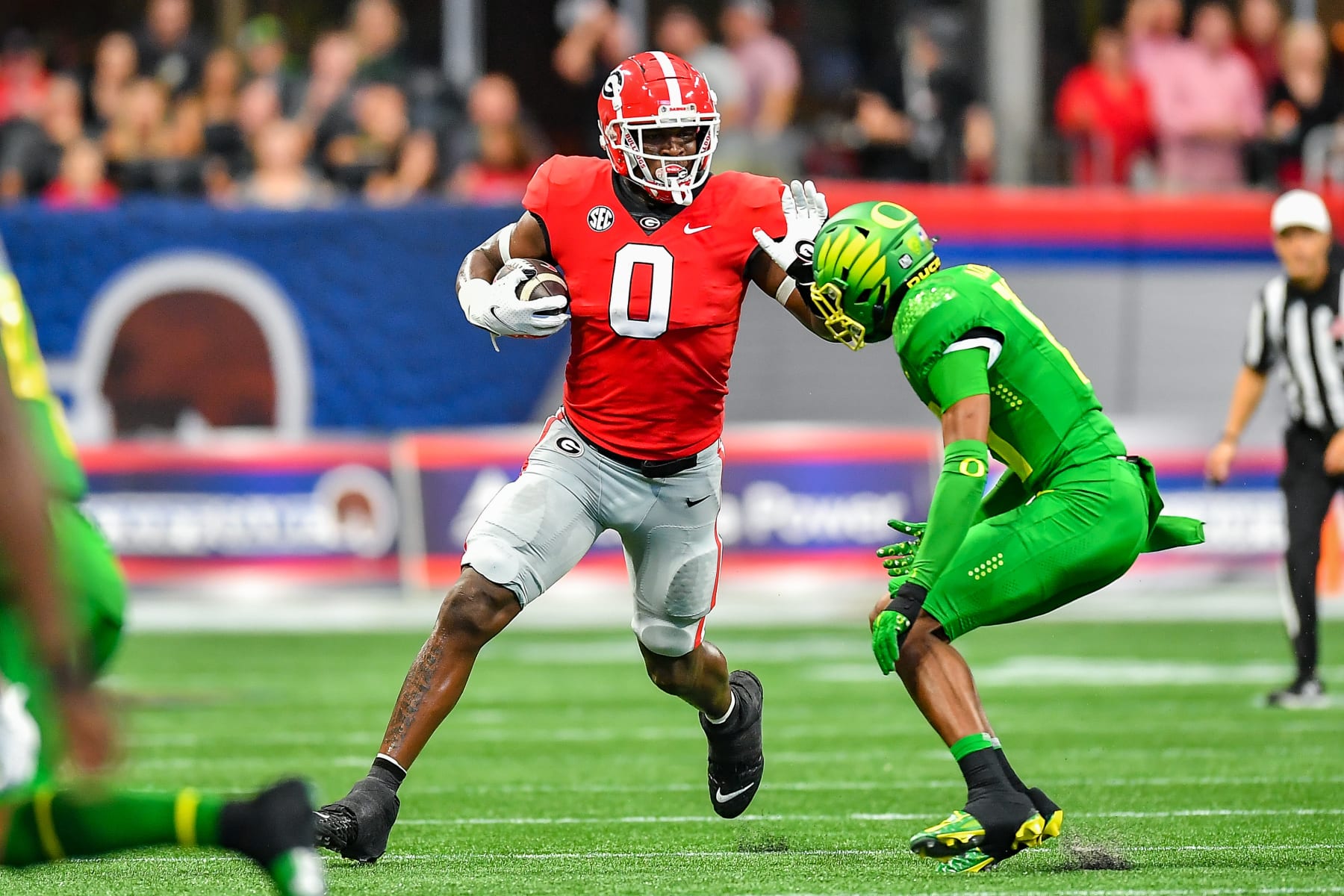 ATLANTA, GA  SEPTEMBER 03:  Georgia tight end Darnell Washington (0) runs with the ball during the Chick-Fil-A Kickoff Game between the Oregon Ducks and the Georgia Bulldogs on September 3rd, 2022 at Mercedes-Benz Stadium in Atlanta, GA.  (Photo by Rich von Biberstein/Icon Sportswire via Getty Images)