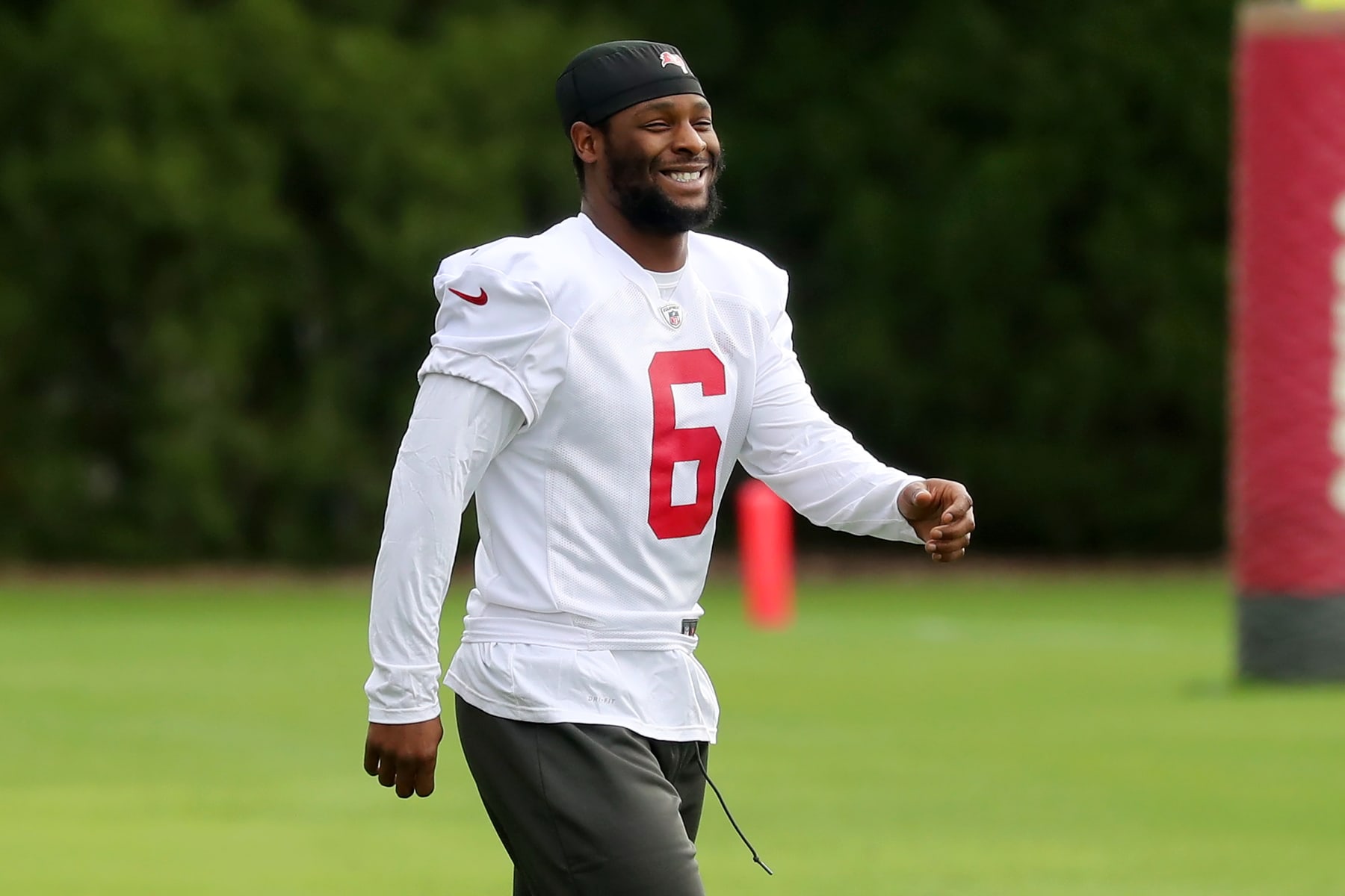 TAMPA, FL - DEC 22: LeVeon Bell (6) smiles as he walks onto the practice field during the Tampa Bay Buccaneers Work Out on December 22, 2021 at the AdventHealth Training Center at One Buccaneer Place in Tampa, Florida. (Photo by Cliff Welch/Icon Sportswire via Getty Images)