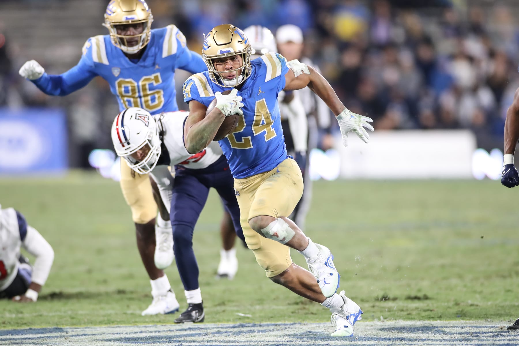 PASADENA, CA - NOVEMBER 12: UCLA Bruins running back Zach Charbonnet (24) breaks free during college football game between the Arizona Wildcats and the UCLA Bruins game on November 12, 2022, at the Rose Bowl in Pasadena, CA. (Photo by Jevone Moore/Icon Sportswire via Getty Images)