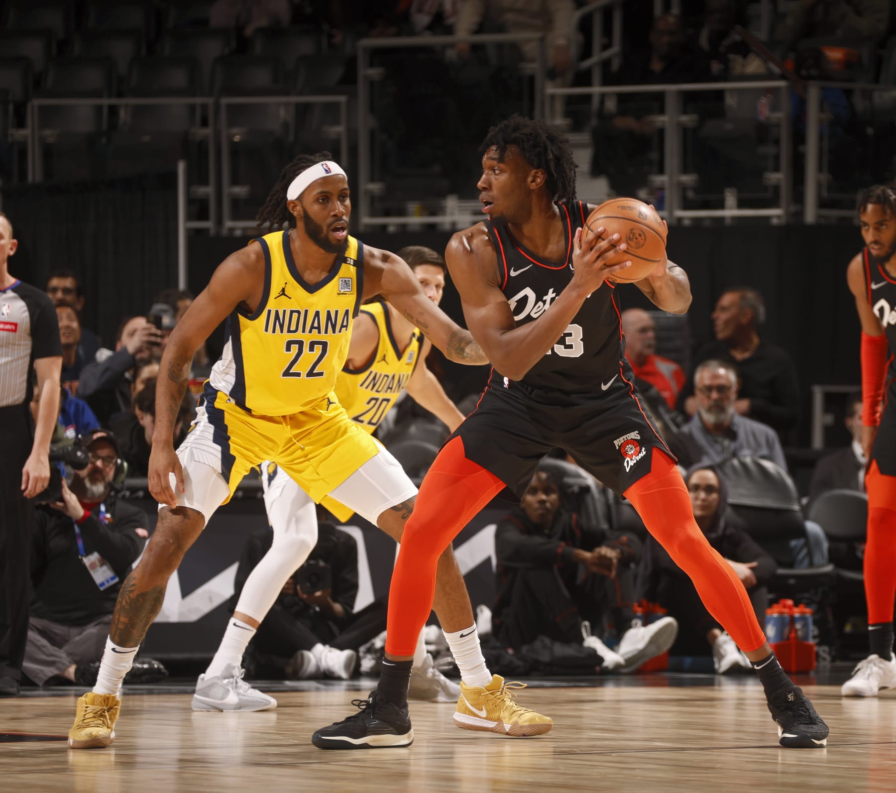 DETROIT, MI - MARCH 20: Isaiah Jackson #22 of the Indiana Pacers plays defense against James Wiseman #13 of the Detroit Pistons on March 20, 2024 at Little Caesars Arena in Detroit, Michigan. NOTE TO USER: User expressly acknowledges and agrees that, by downloading and/or using this photograph, User is consenting to the terms and conditions of the Getty Images License Agreement. Mandatory Copyright Notice: Copyright 2024 NBAE (Photo by Brian Sevald/NBAE via Getty Images)