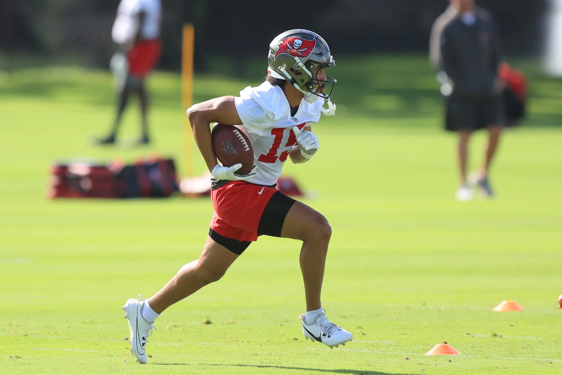 TAMPA, FL - JUN 12: Tampa Bay Buccaneers Wide Receiver Jalen McMillan (15) goes thru a drill during the Tampa Bay Buccaneers Minicamp on June 12, 2024 at the AdventHealth Training Center at One Buccaneer Place in Tampa, Florida. (Photo by Cliff Welch/Icon Sportswire via Getty Images)