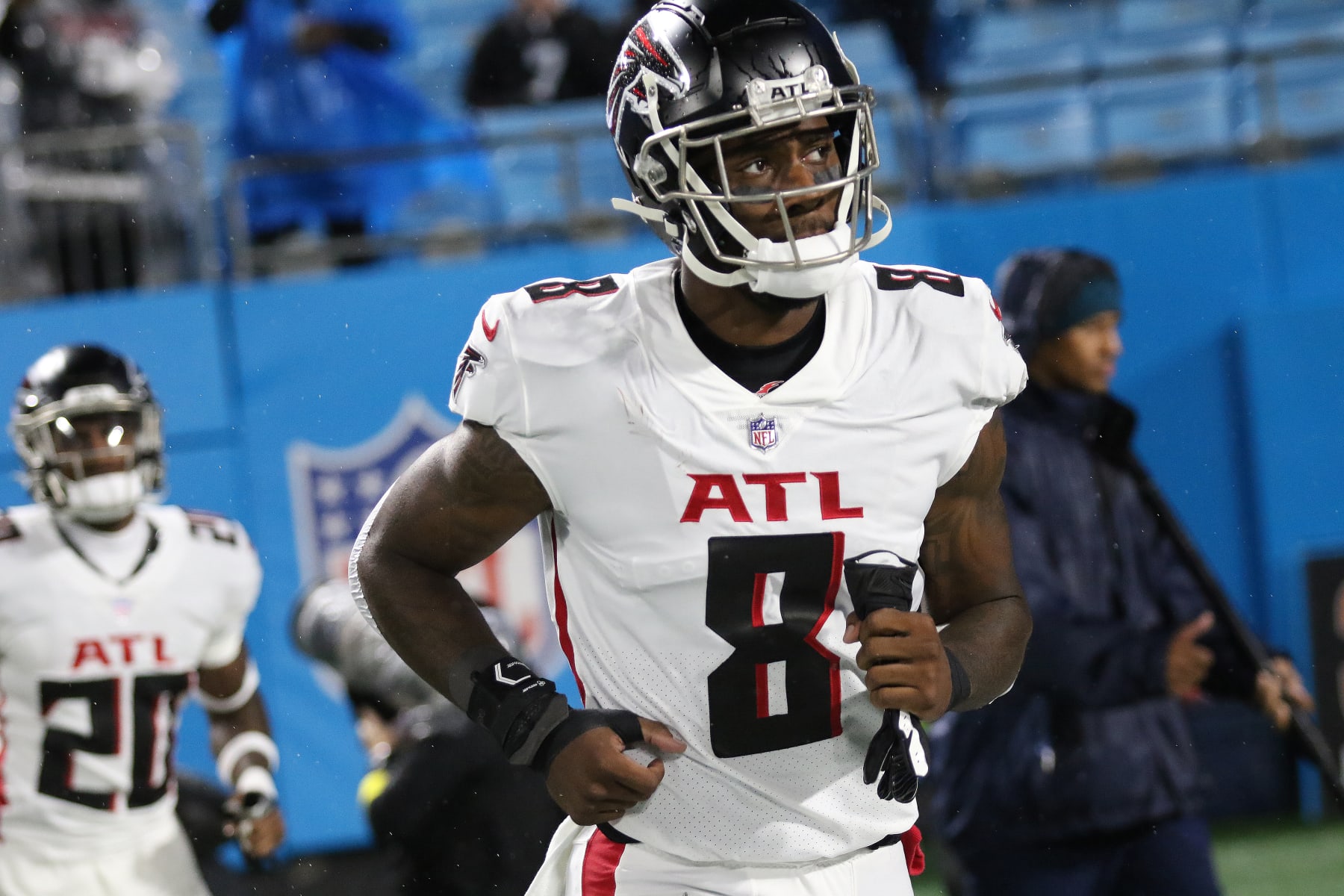 CHARLOTTE, NC - NOVEMBER 10: Atlanta Falcons tight end Kyle Pitts (8) during an NFL football game between the Atlanta Falcons and the Carolina Panthers on November 10, 2022, at Bank of America Stadium in Charlotte, N.C. (Photo by John Byrum/Icon Sportswire via Getty Images)