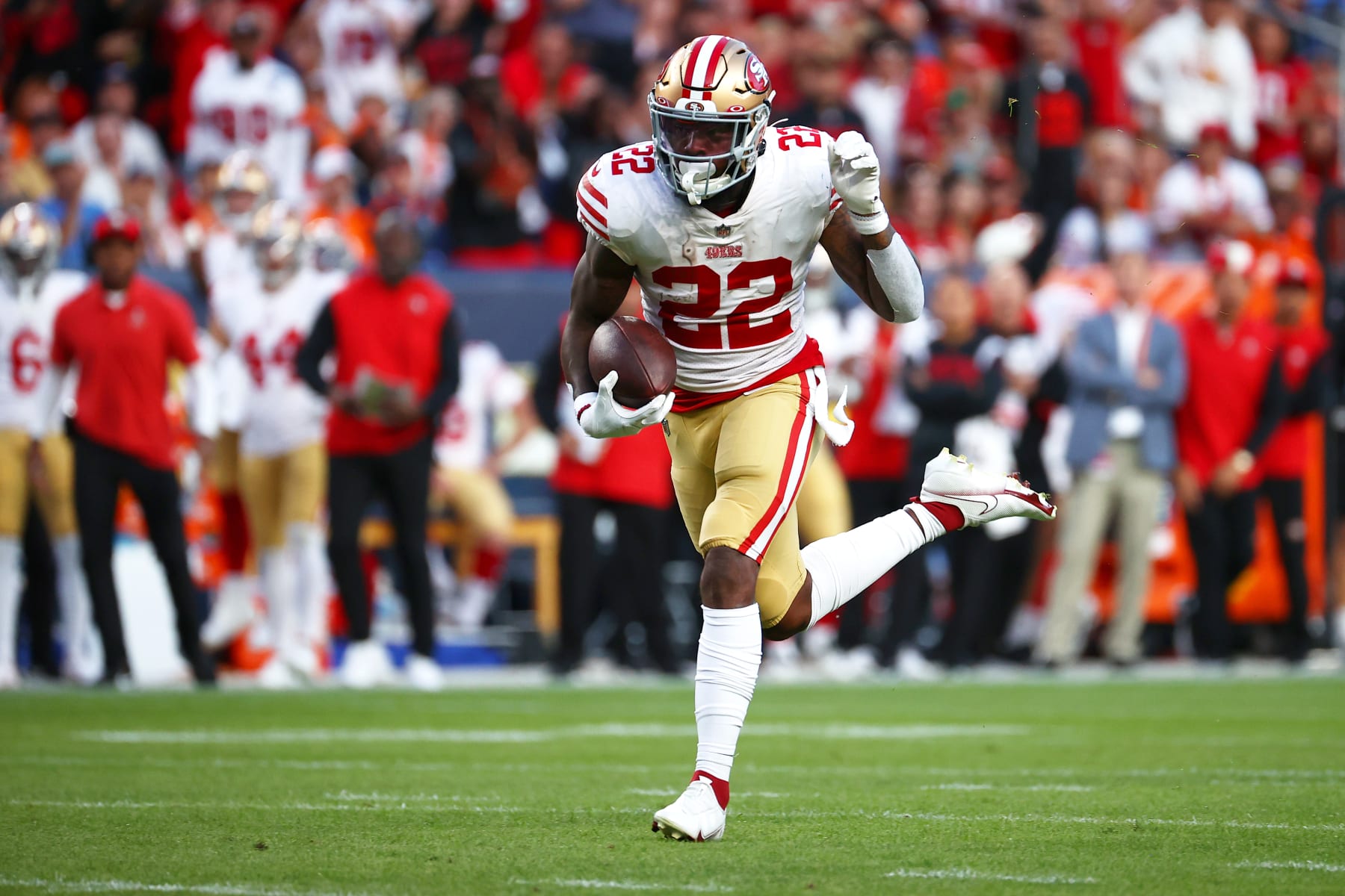 DENVER, CO - SEPTEMBER 25: Jeff Wilson Jr. #22 of the San Francisco 49ers runs against the Denver Broncos at Empower Field At Mile High on September 25, 2022 in Denver, Colorado. (Photo by Jamie Schwaberow/Getty Images)