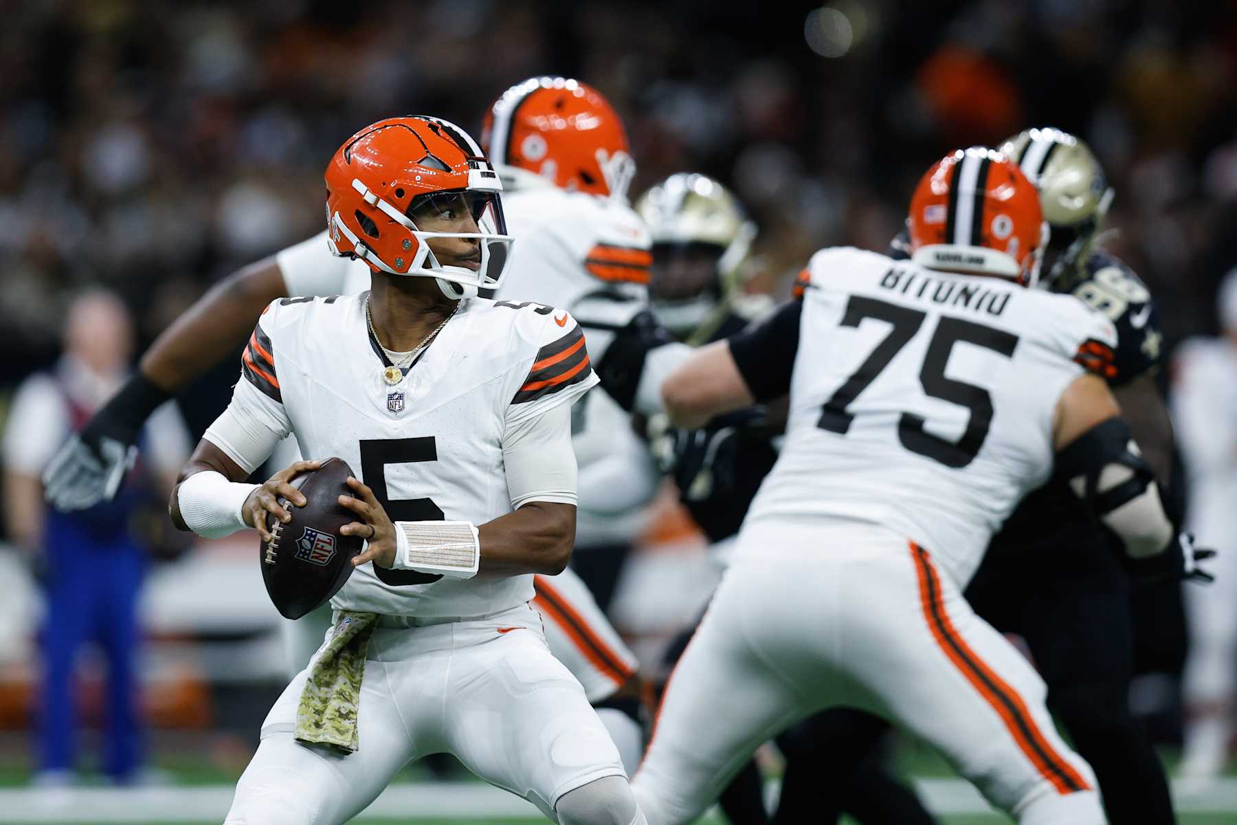 NEW ORLEANS, LOUISIANA - NOVEMBER 17: Jameis Winston #5 of the Cleveland Browns looks to pass during the first quarter against the New Orleans Saints at Caesars Superdome on November 17, 2024 in New Orleans, Louisiana. (Photo by Sean Gardner/Getty Images)