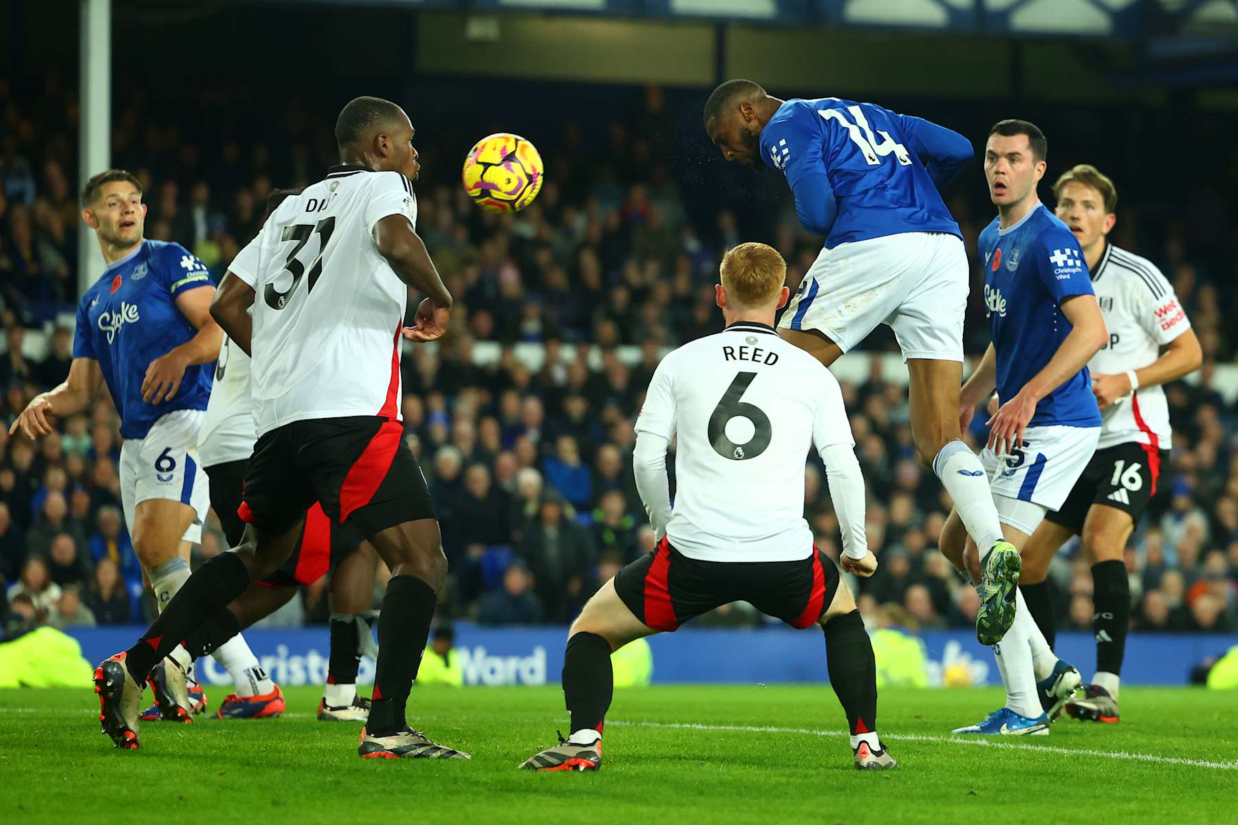 LIVERPOOL, ENGLAND - OCTOBER 26: Beto of Everton scores his side's first goal during the Premier League match between Everton FC and Fulham FC at Goodison Park on October 26, 2024 in Liverpool, England. (Photo by Chris Brunskill/Fantasista/Getty Images)