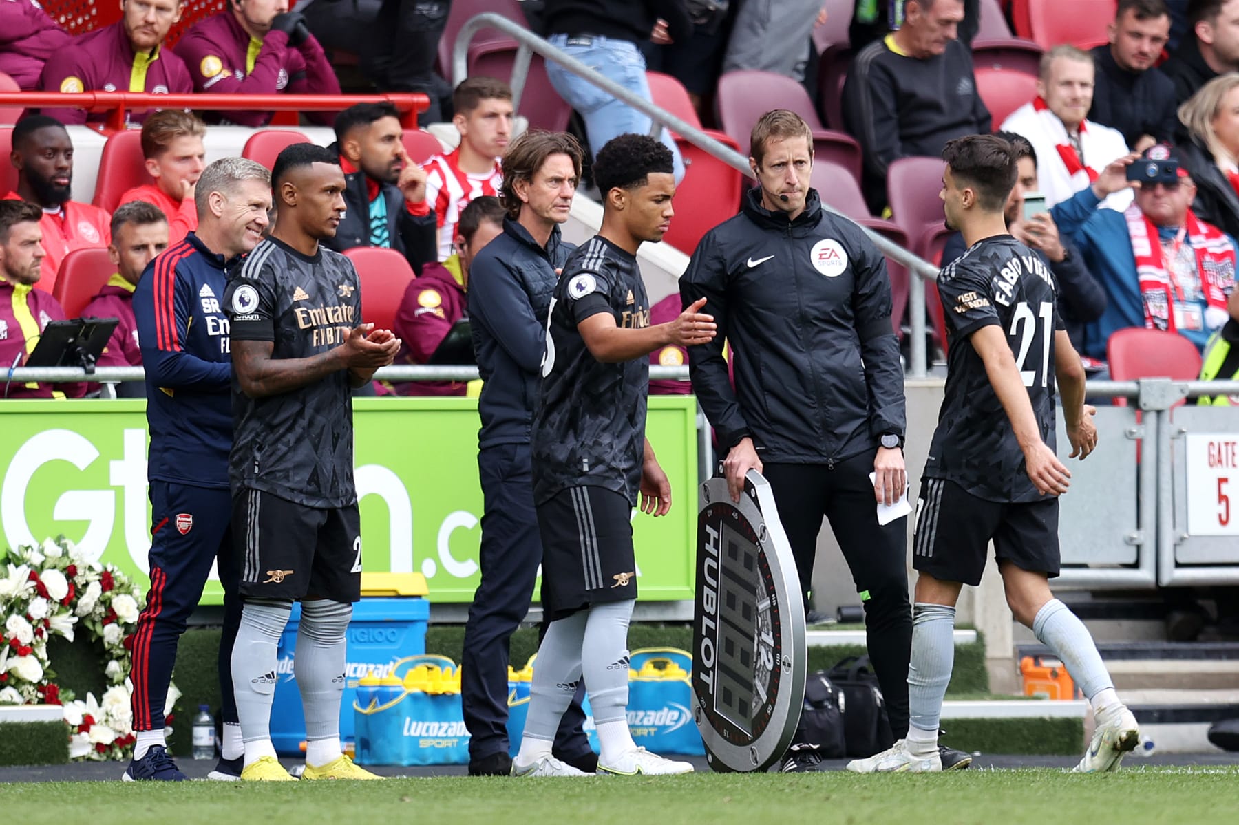 BRENTFORD, ENGLAND - SEPTEMBER 18: Ethan Nwaneri of Arsenal replaces teammate Fabio Viera during the Premier League match between Brentford FC and Arsenal FC at Brentford Community Stadium on September 18, 2022 in Brentford, England. (Photo by Alex Pantling/Getty Images) BRENTFORD, ENGLAND - SEPTEMBER 18: Ethan Nwaneri of Arsenal replaces teammate Fabio Viera during the Premier League match between Brentford FC and Arsenal FC at Brentford Community Stadium on September 18, 2022 in Brentford, England. (Photo by Alex Pantling/Getty Images)