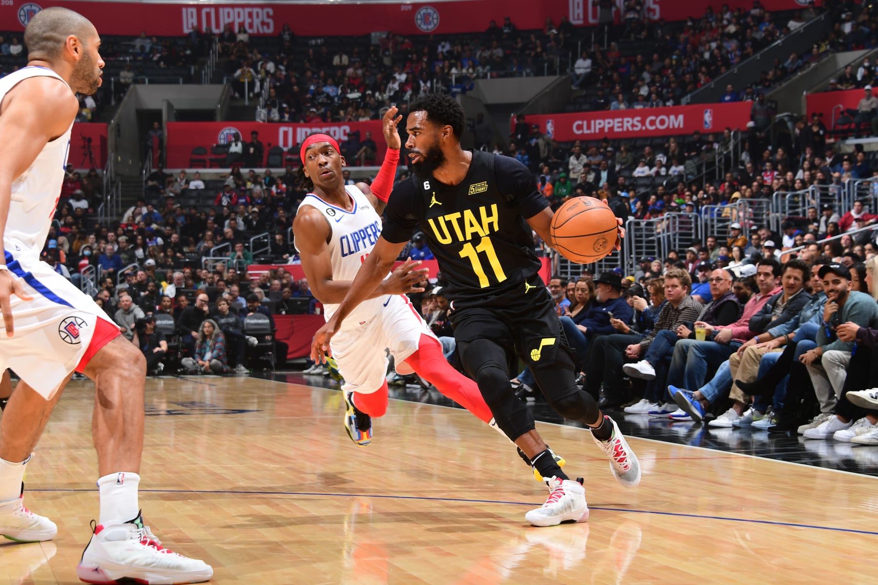 LOS ANGELES, CA - NOVEMBER 6: Mike Conley #11 of the Utah Jazz dribbles the ball during the game against the LA Clippers on November 6, 2022 at Crypto.com Arena in Los Angeles, California. NOTE TO USER: User expressly acknowledges and agrees that, by downloading and/or using this Photograph, user is consenting to the terms and conditions of the Getty Images License Agreement. Mandatory Copyright Notice: Copyright 2022 NBAE (Photo by Adam Pantozzi/NBAE via Getty Images)