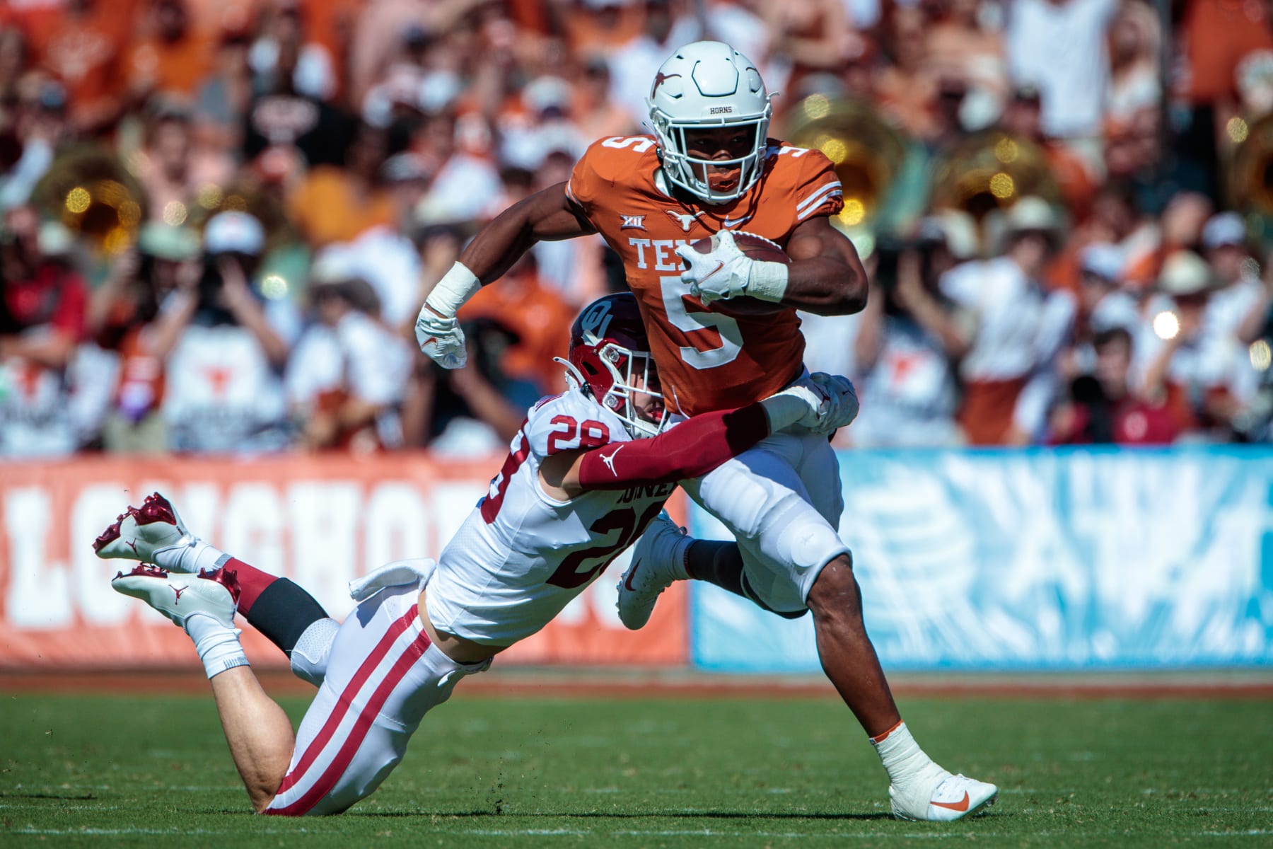 DALLAS, TX - OCTOBER 09: Oklahoma Sooners linebacker Danny Stutsman (28) tries to tackle Texas Longhorns running back Bijan Robinson (5) on October 9th, 2021 at Cotton Bowl Stadium in Dallas, Texas. (Photo by William Purnell/Icon Sportswire via Getty Images)