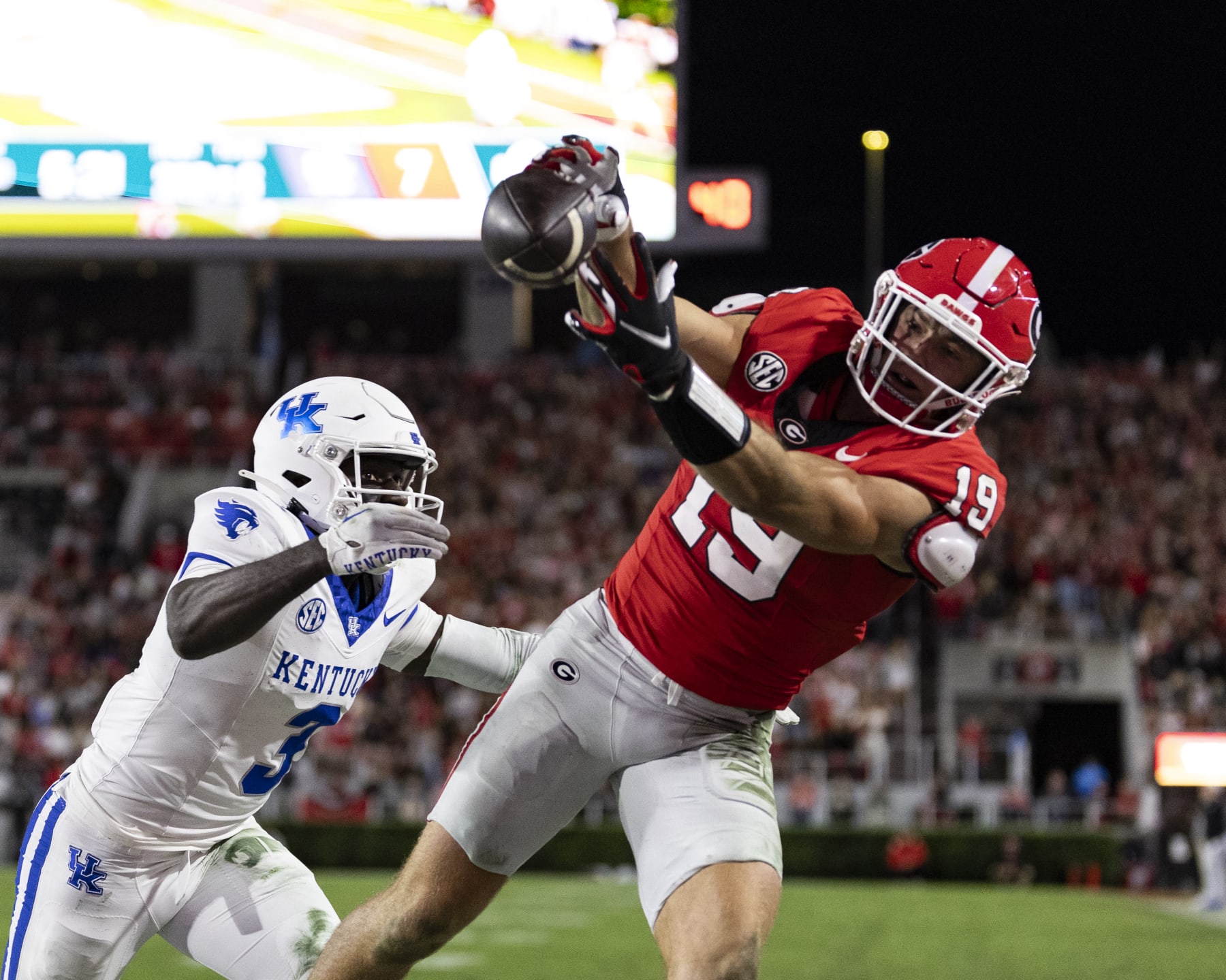 ATHENS, GA - OCTOBER 7: Brock Bowers #19 of the Georgia Bulldogs is unable to hold on to a pass during a game between University of Kentucky and University of Georgia at Sanford Stadium on October 7, 2023 in Athens, Georgia. (Photo by Steve Limentani/ISI Photos/Getty Images)