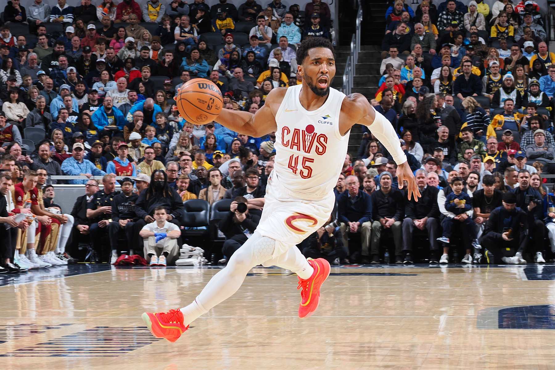 INDIANAPOLIS, IN - JANUARY 14:  Donovan Mitchell #45 of the Cleveland Cavaliers dribbles the ball during the game against the Indiana Pacers on January 14, 2025 at Gainbridge Fieldhouse in Indianapolis, Indiana. NOTE TO USER: User expressly acknowledges and agrees that, by downloading and or using this Photograph, user is consenting to the terms and conditions of the Getty Images License Agreement. Mandatory Copyright Notice: Copyright 2025 NBAE (Photo by Ron Hoskins/NBAE via Getty Images)