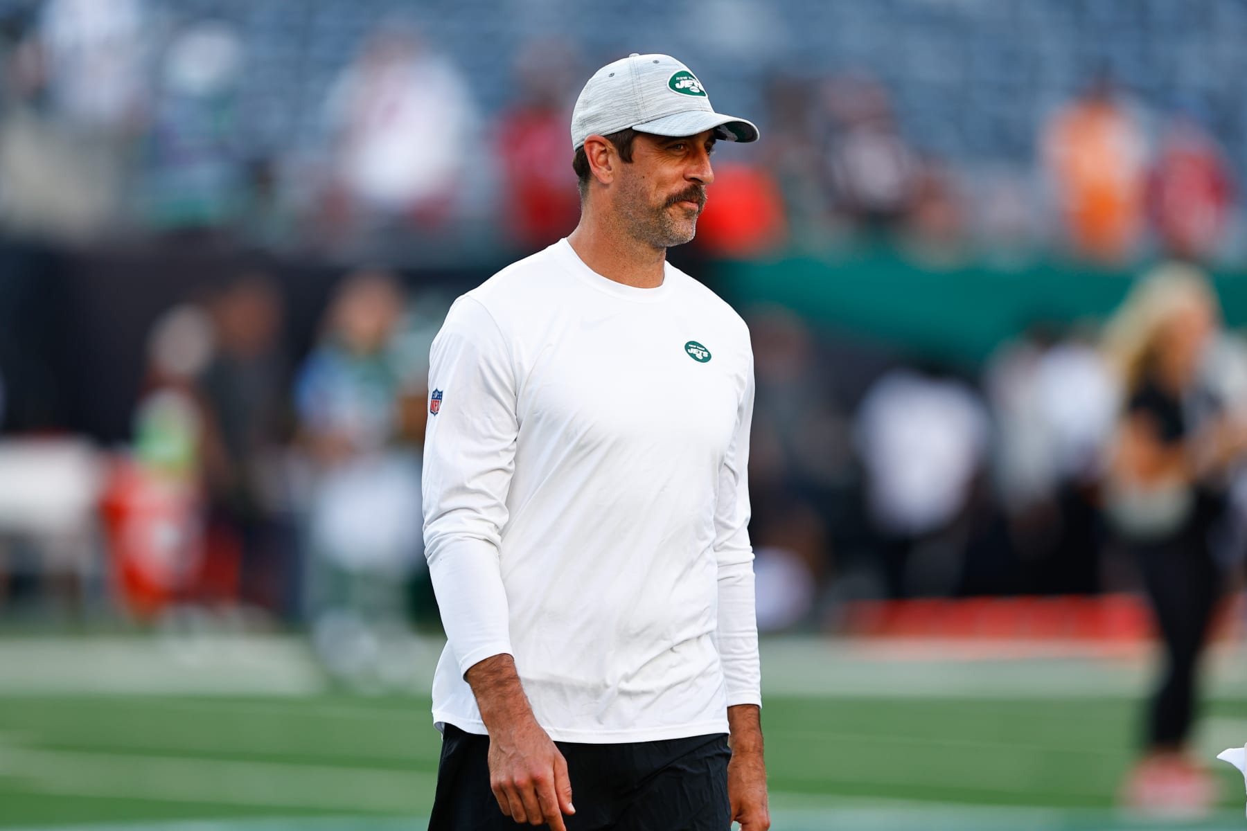 EAST RUTHERFORD, NJ - AUGUST 19: Aaron Rodgers #8 of the New York Jets prior to the Preseason game against the Tampa Bay Buccaneers on Augut 19, 2023 at MetLife Stadium in East Rutherford, New Jersey.  (Photo by Rich Graessle/Icon Sportswire via Getty Images)