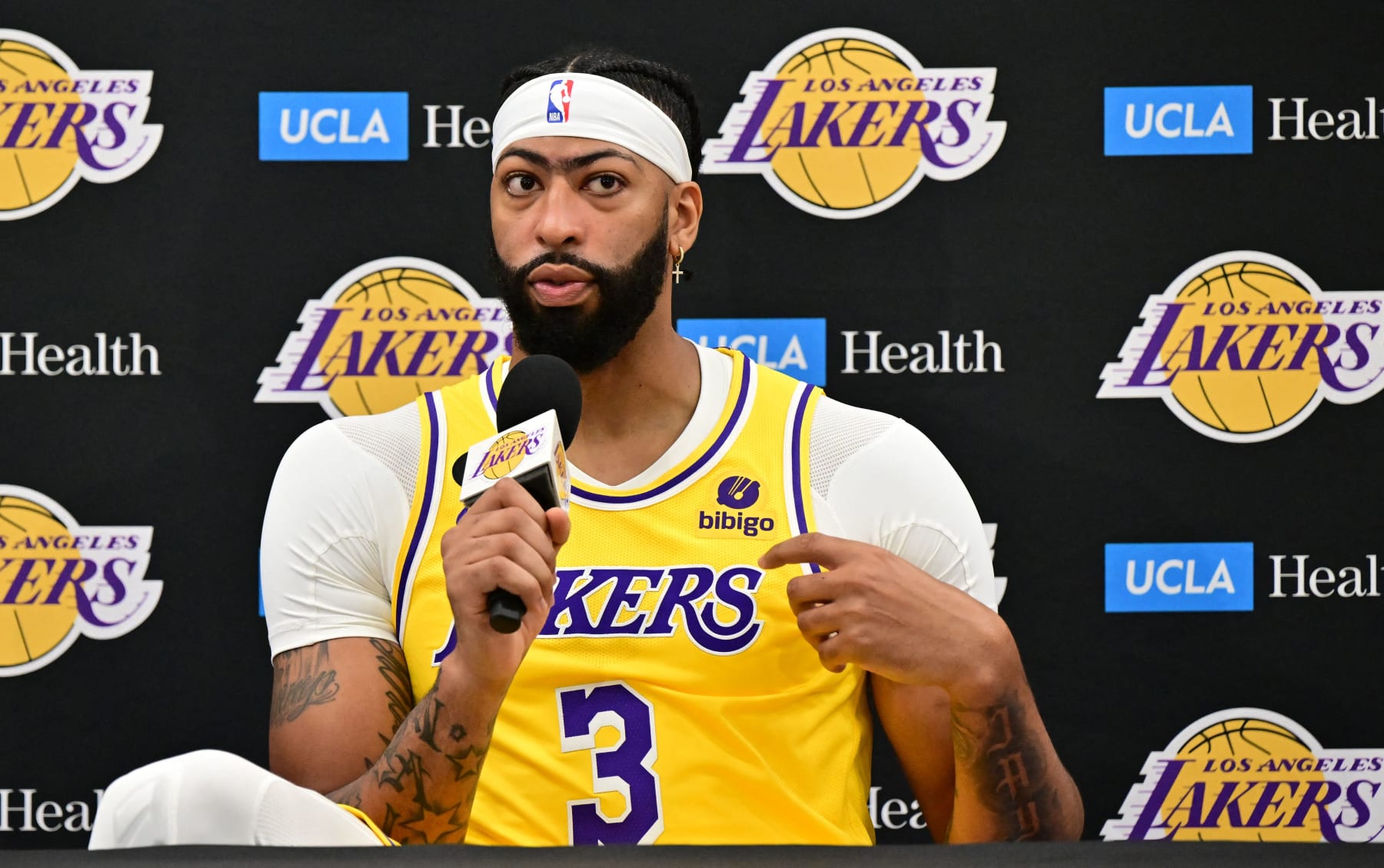 Los Angeles Lakers Anthony Davis speaks to members of the press during the Lakers media day in El Segundo, California, on September 26, 2022. (Photo by Frederic J. BROWN / AFP) (Photo by FREDERIC J. BROWN/AFP via Getty Images)