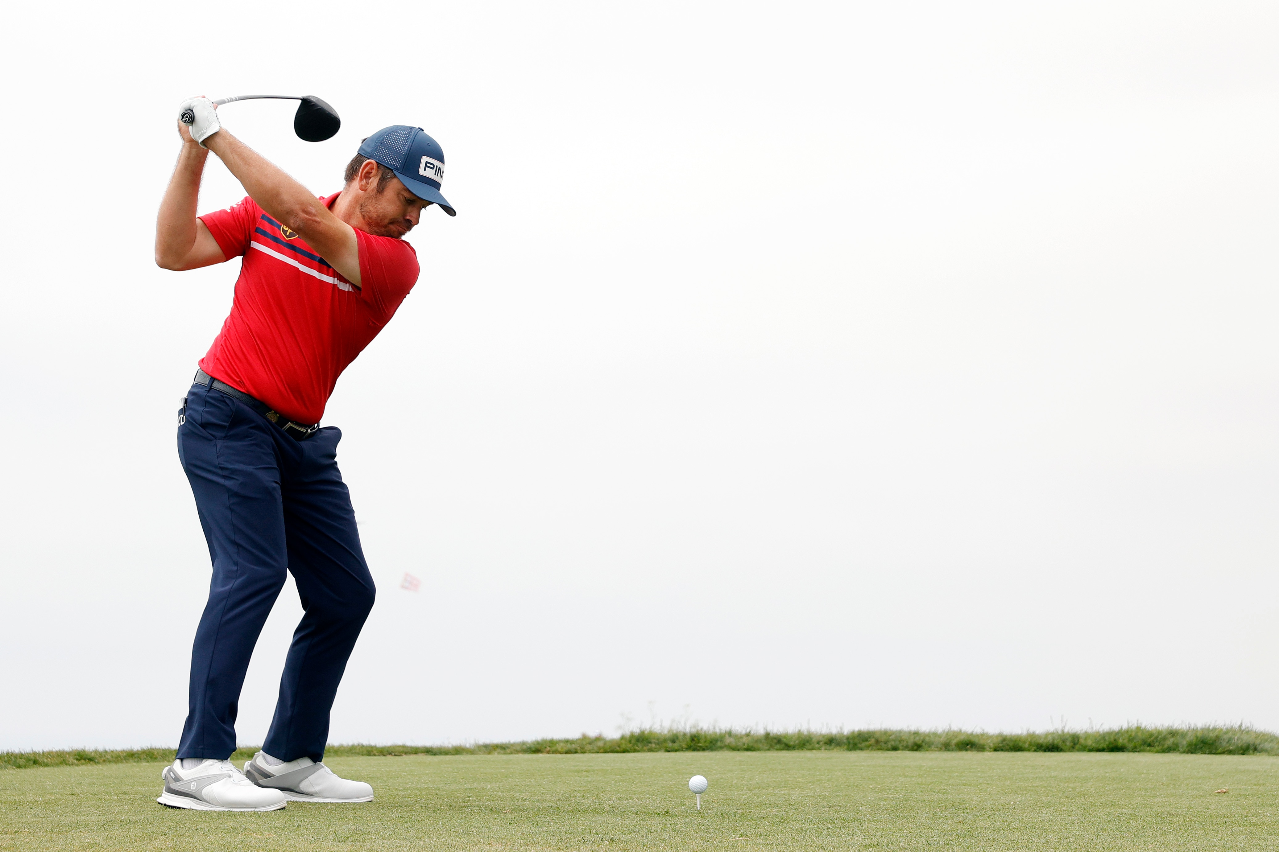 SAN DIEGO, CALIFORNIA - JUNE 19: Louis Oosthuizen of South Africa plays his shot from the fourth tee during the third round of the 2021 U.S. Open at Torrey Pines Golf Course (South Course) on June 19, 2021 in San Diego, California. (Photo by Ezra Shaw/Getty Images)