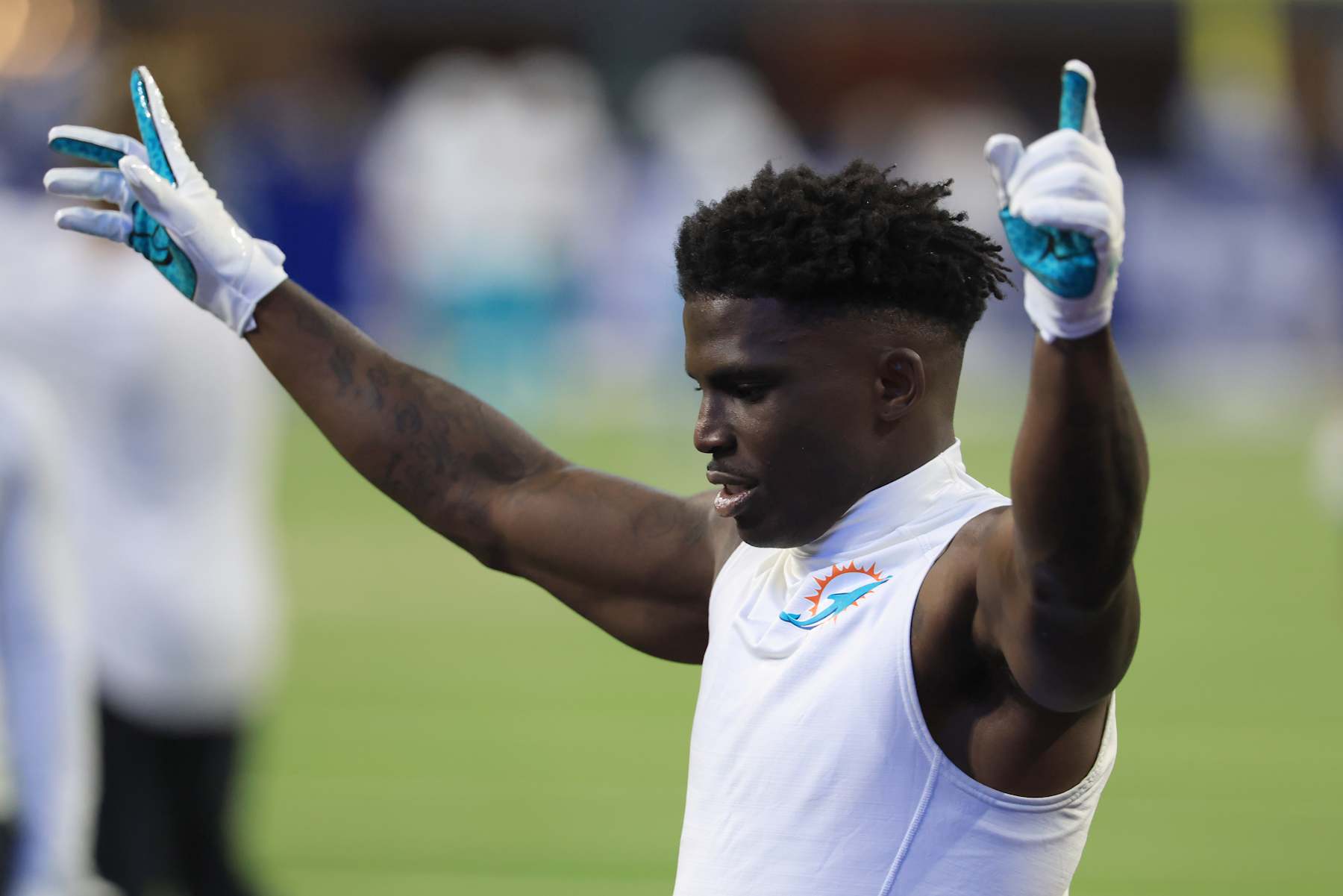 INDIANAPOLIS, INDIANA - OCTOBER 20: Tyreek Hill #10 of the Miami Dolphins warms up prior to the game against the Indianapolis Colts at Lucas Oil Stadium on October 20, 2024 in Indianapolis, Indiana. (Photo by Justin Casterline/Getty Images)