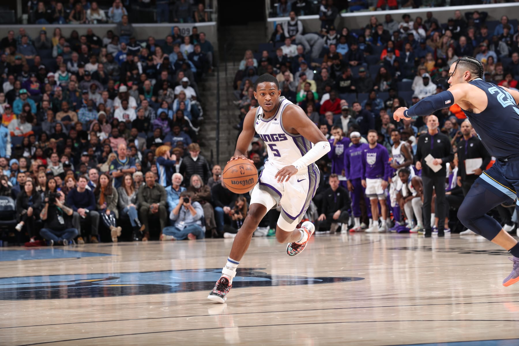 MEMPHIS, TN - NOVEMBER 22: De'Aaron Fox #5 of the Sacramento Kings moves the ball during the game against the Memphis Grizzlies on November 22, 2022 at FedExForum in Memphis, Tennessee. NOTE TO USER: User expressly acknowledges and agrees that, by downloading and or using this photograph, User is consenting to the terms and conditions of the Getty Images License Agreement. Mandatory Copyright Notice: Copyright 2022 NBAE (Photo by Joe Murphy/NBAE via Getty Images)