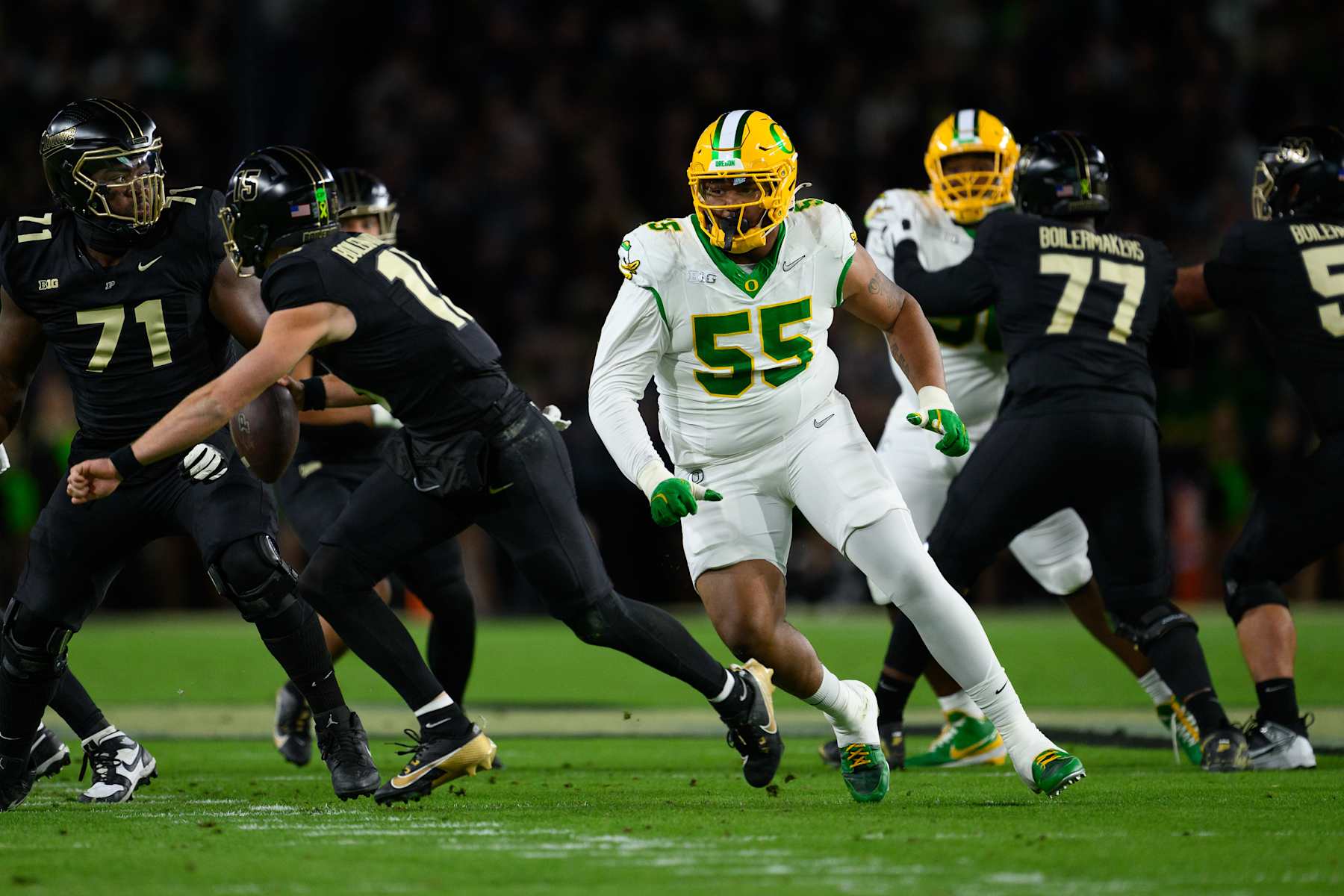 Oregon defensive lineman Derrick Harmon