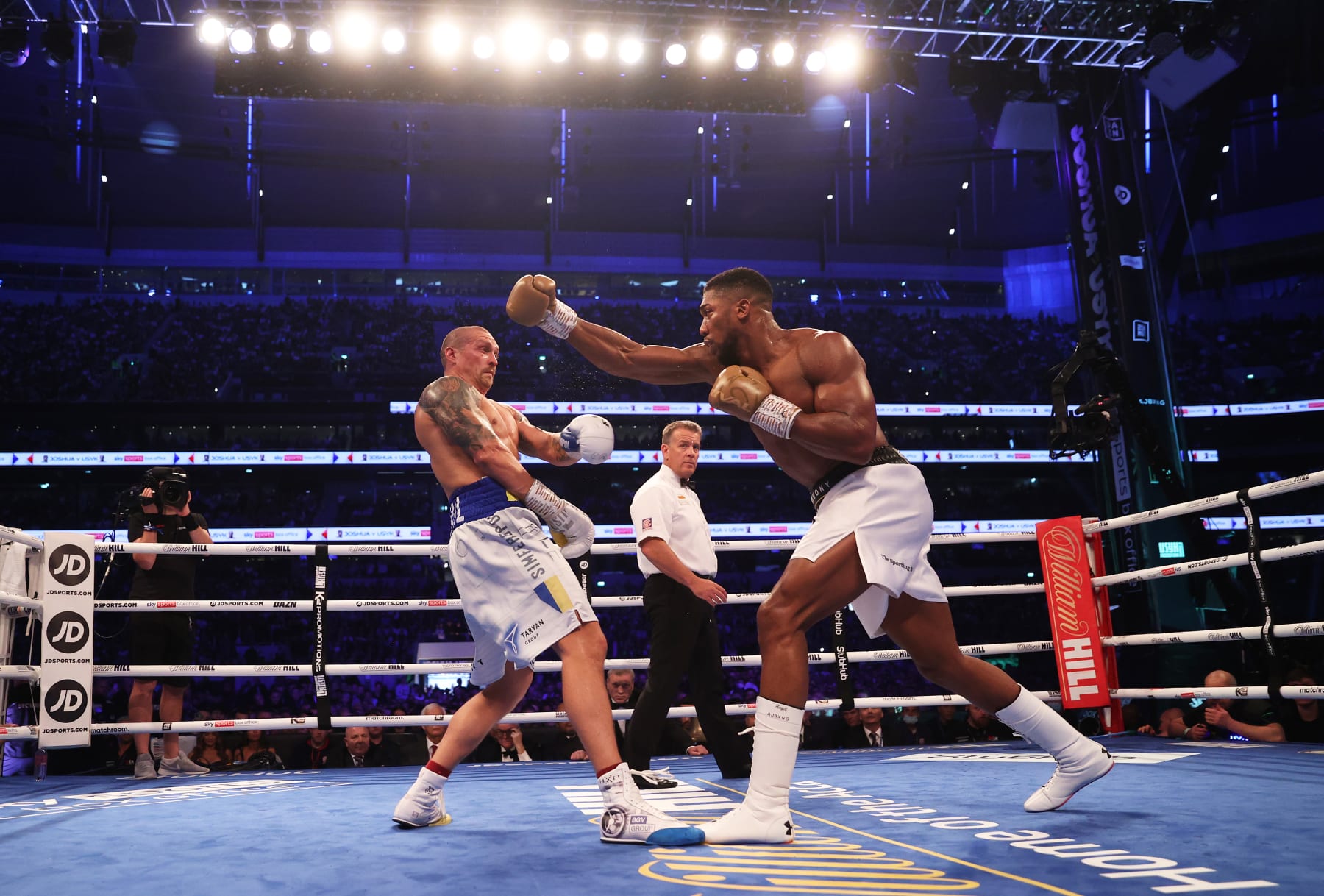 LONDON, ENGLAND - SEPTEMBER 25: Oleksandr Usyk ducks as Anthony Joshua punches during the Heavyweight Title Fight between Anthony Joshua and Oleksandr Usyk at Tottenham Hotspur Stadium on September 25, 2021 in London, England. (Photo by Julian Finney/Getty Images)