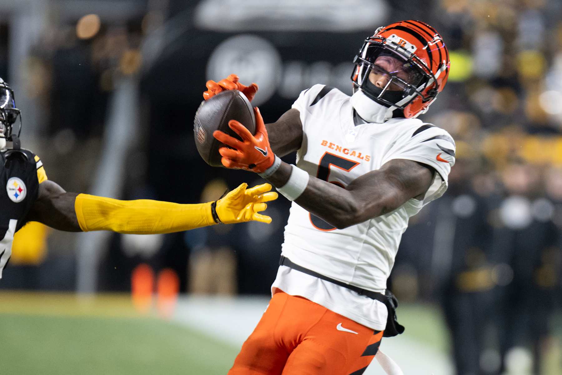 PITTSBURGH, PA - January 04:  Cincinnati Bengals wide receiver Tee Higgins (5) catches the ball during the game between the Pittsburgh Steelers and the Cincinnati Bengals at Acrisure Stadium on January 4, 2025 in Pittsburgh, PA. (Photo by Shelley Lipton/Icon Sportswire via Getty Images)
