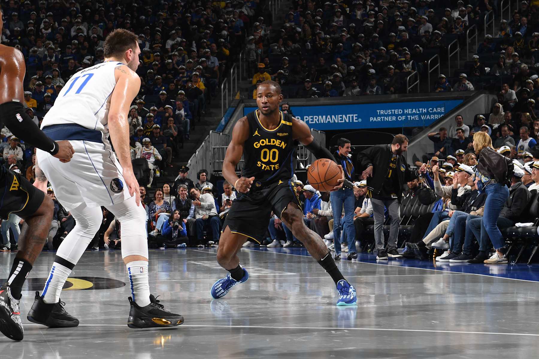 SAN FRANCISCO, CA - NOVEMBER 12: Jonathan Kuminga #00 of the Golden State Warriors drives to the basket during the game against the Dallas Mavericks during the Emirates NBA Cup game on November 12, 2024 at Chase Center in San Francisco, California. NOTE TO USER: User expressly acknowledges and agrees that, by downloading and or using this photograph, user is consenting to the terms and conditions of Getty Images License Agreement. Mandatory Copyright Notice: Copyright 2024 NBAE (Photo by Noah Graham/NBAE via Getty Images)