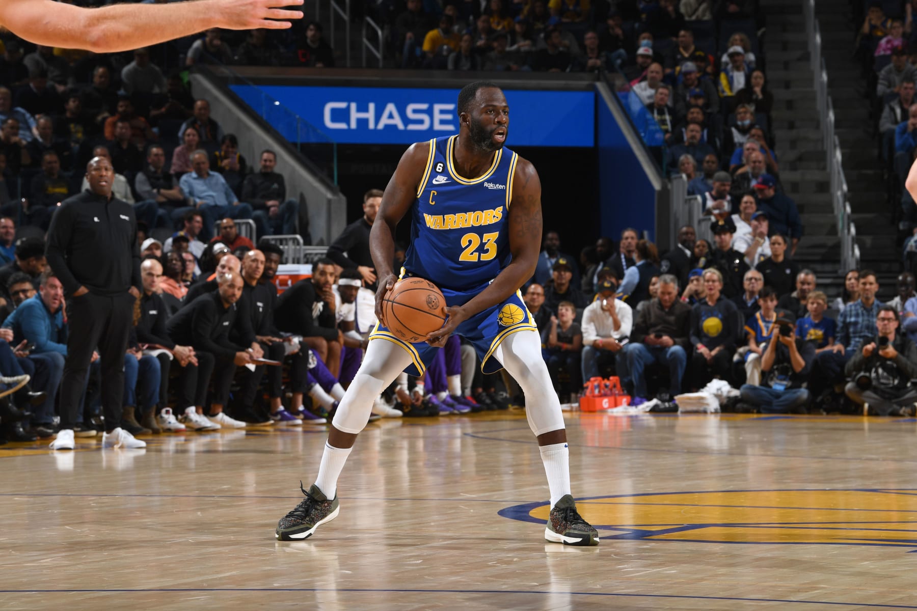 SAN FRANCISCO, CA - NOVEMBER 7: Draymond Green #23 of the Golden State Warriors looks to pass the ball during the game against the Sacramento Kings on November 7, 2022 at Chase Center in San Francisco, California. NOTE TO USER: User expressly acknowledges and agrees that, by downloading and or using this photograph, user is consenting to the terms and conditions of Getty Images License Agreement. Mandatory Copyright Notice: Copyright 2022 NBAE (Photo by Noah Graham/NBAE via Getty Images)