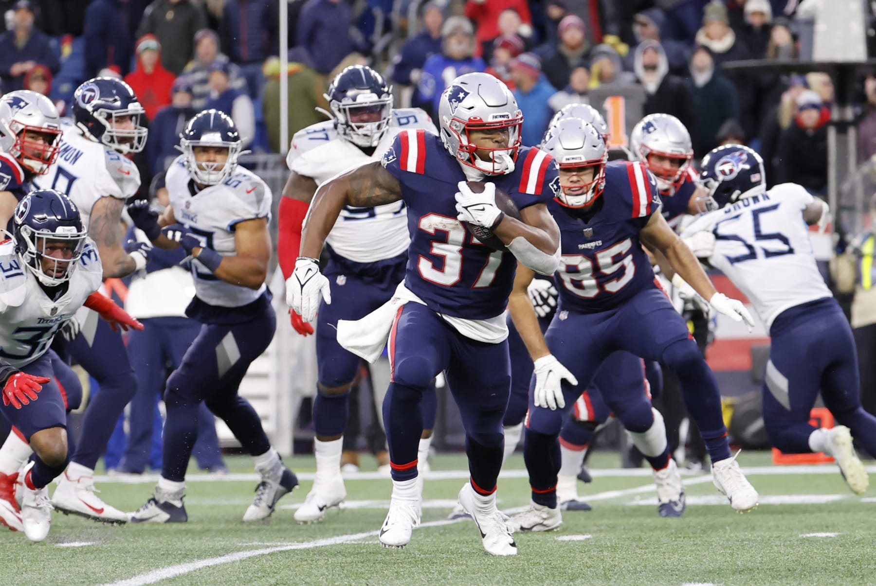 FOXBOROUGH, MA - NOVEMBER 28: New England Patriots running back Damien Harris (37) carries during a game between the New England Patriots and the Tennessee Titans on November 28, 2021, at Gillette Stadium in Foxborough, Massachusetts. (Photo by Fred Kfoury III/Icon Sportswire via Getty Images) FOXBOROUGH, MA - NOVEMBER 28: New England Patriots running back Damien Harris (37) carries during a game between the New England Patriots and the Tennessee Titans on November 28, 2021, at Gillette Stadium in Foxborough, Massachusetts. (Photo by Fred Kfoury III/Icon Sportswire via Getty Images)