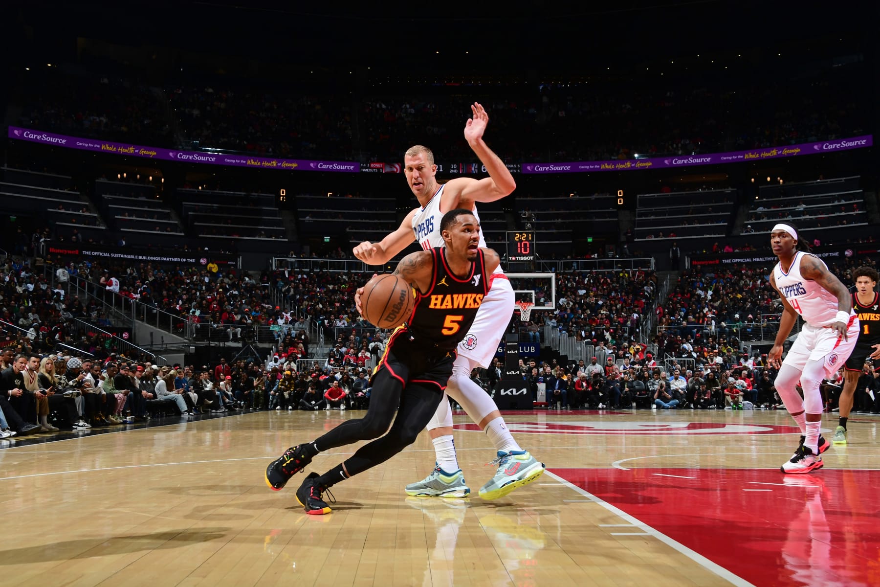 ATLANTA, GA - FEBRUARY 5: Dejounte Murray #5 of the Atlanta Hawks drives to the basket during the game against the LA Clippers on February 5, 2024 at State Farm Arena in Atlanta, Georgia.  NOTE TO USER: User expressly acknowledges and agrees that, by downloading and/or using this Photograph, user is consenting to the terms and conditions of the Getty Images License Agreement. Mandatory Copyright Notice: Copyright 2024 NBAE (Photo by Scott Cunningham/NBAE via Getty Images)