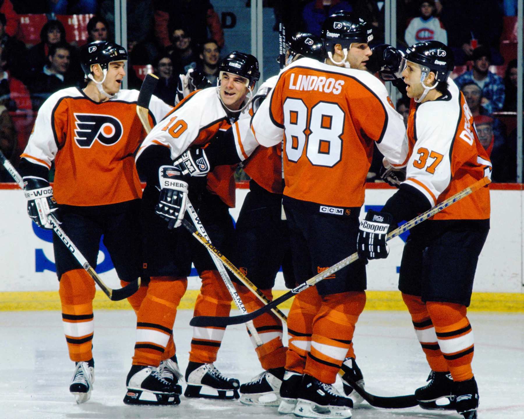 Former Philadelphia Flyers John LeClair (left) and Eric Lindros.