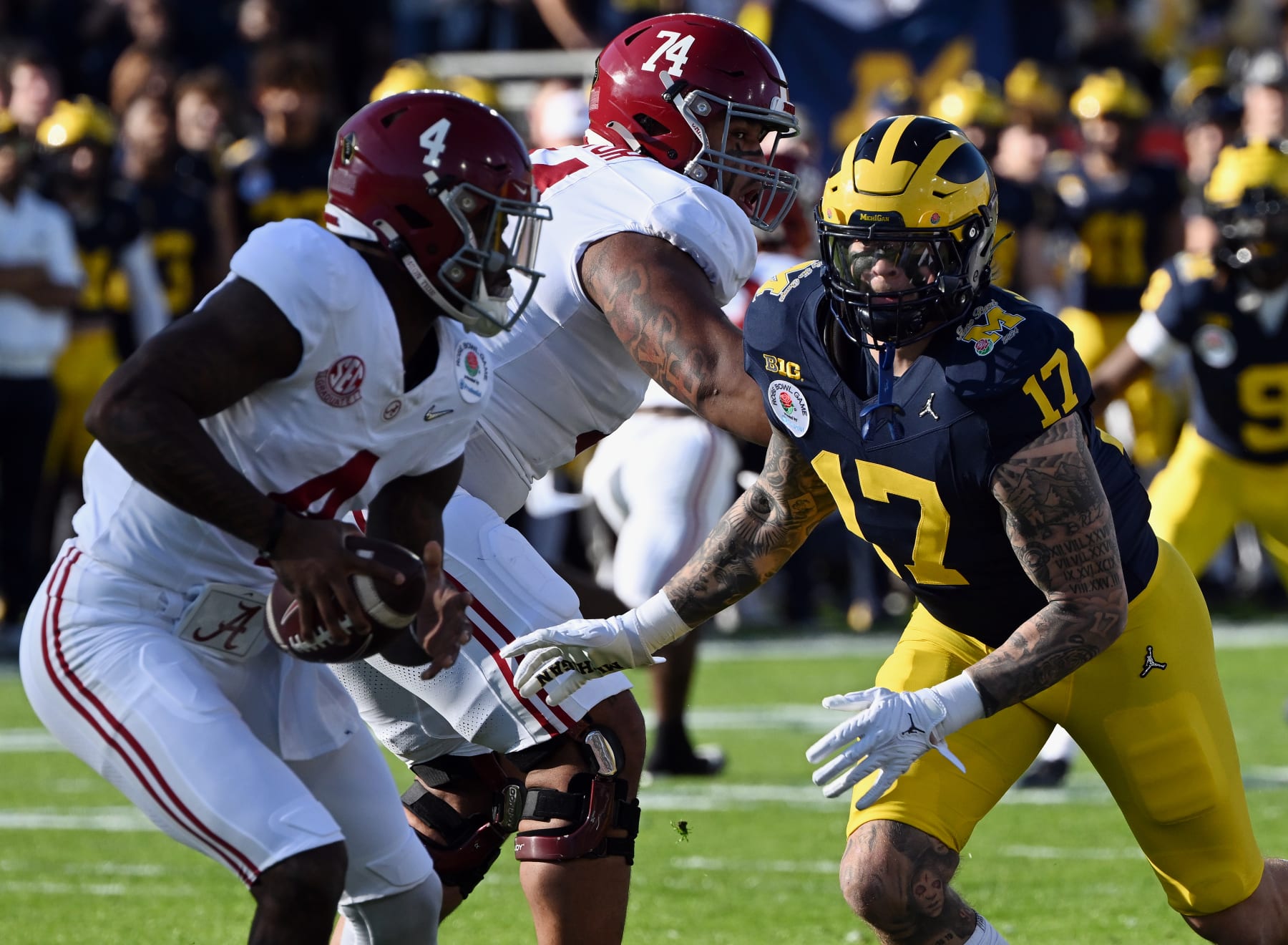 PASADENA, CA - JANUARY 01: Michigan Wolverines defensive end Braiden McGregor (17) rushes Alabama Crimson Tide quarterback Jalen Milroe (4) during the first half of a CFP Semifinal football at the Rose Bowl game against played on January 1, 2024 at the Rose Bowl Stadium in Pasadena, CA. (Photo by John Cordes/Icon Sportswire via Getty Images)