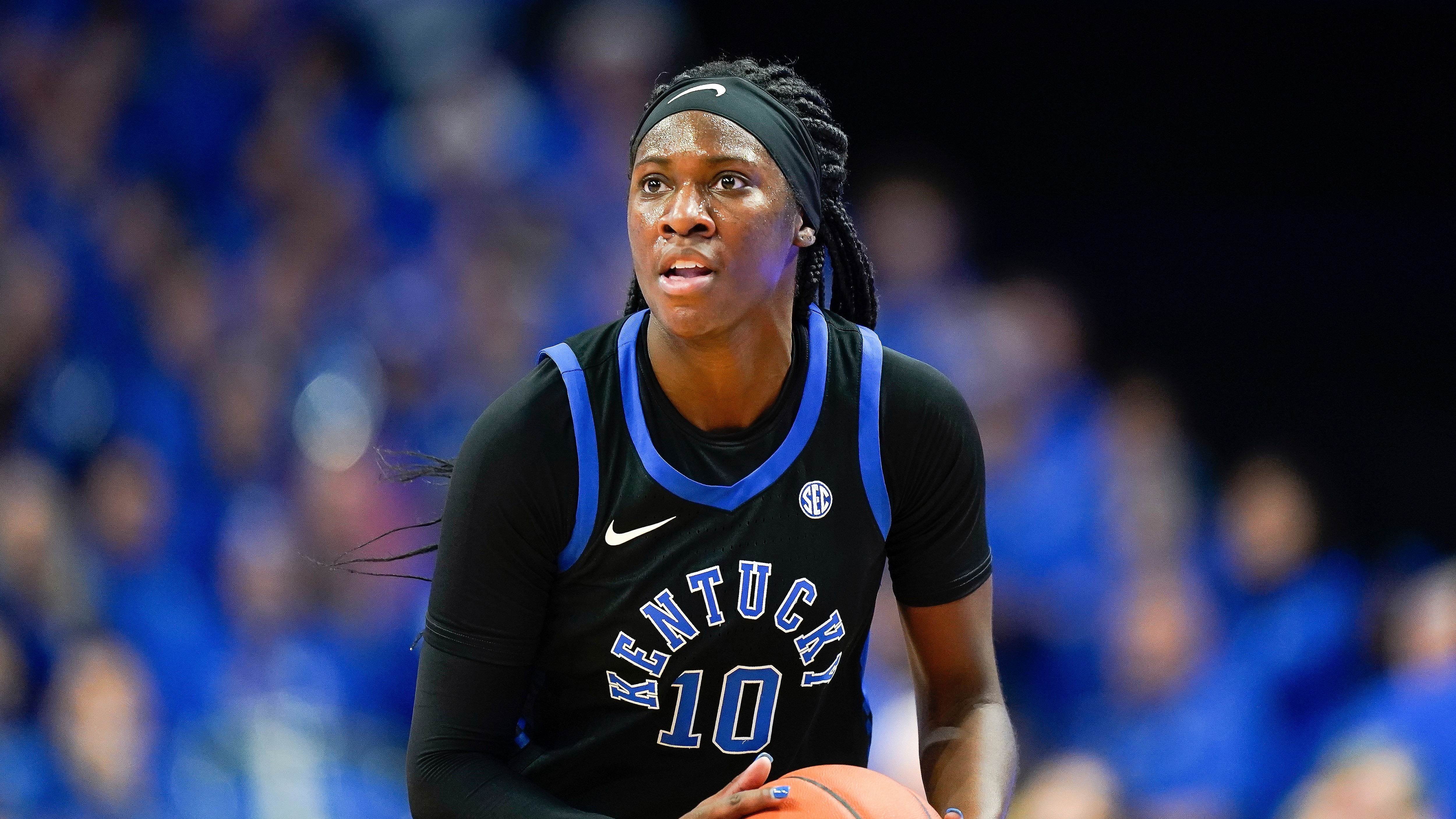 Kentucky guard Rhyne Howard (10) shoots the ball during the NCAA basketball game, Sunday, Dec. 15, 2019 at Rupp Arena in Lexington, Ky. (AP Photo/Bryan Woolston)