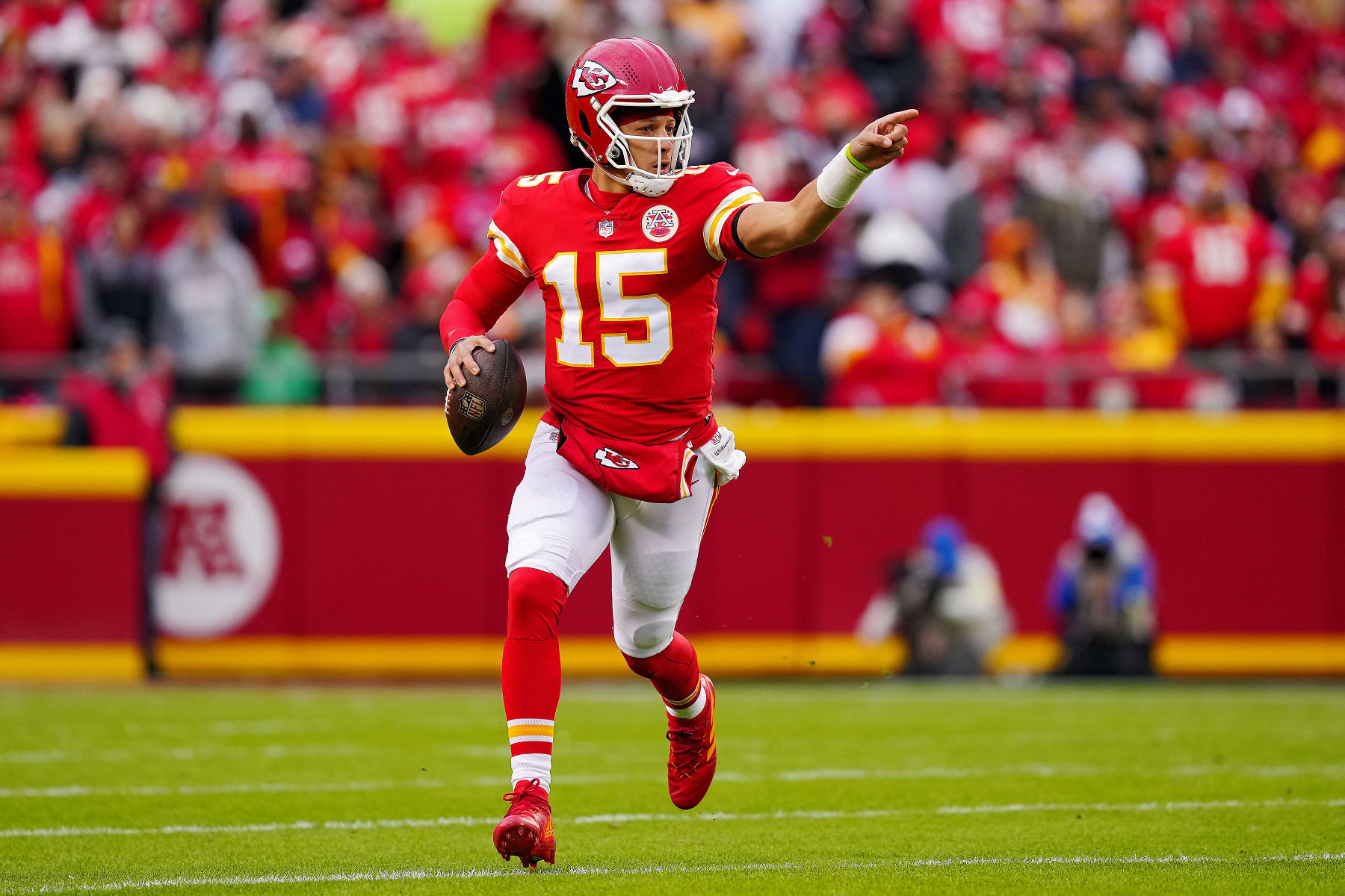 KANSAS CITY, MISSOURI - NOVEMBER 27: Patrick Mahomes #15 of the Kansas City Chiefs runs with the ball during the first quarter against the Los Angeles Rams at Arrowhead Stadium on November 27, 2022 in Kansas City, Missouri. (Photo by Jason Hanna/Getty Images)