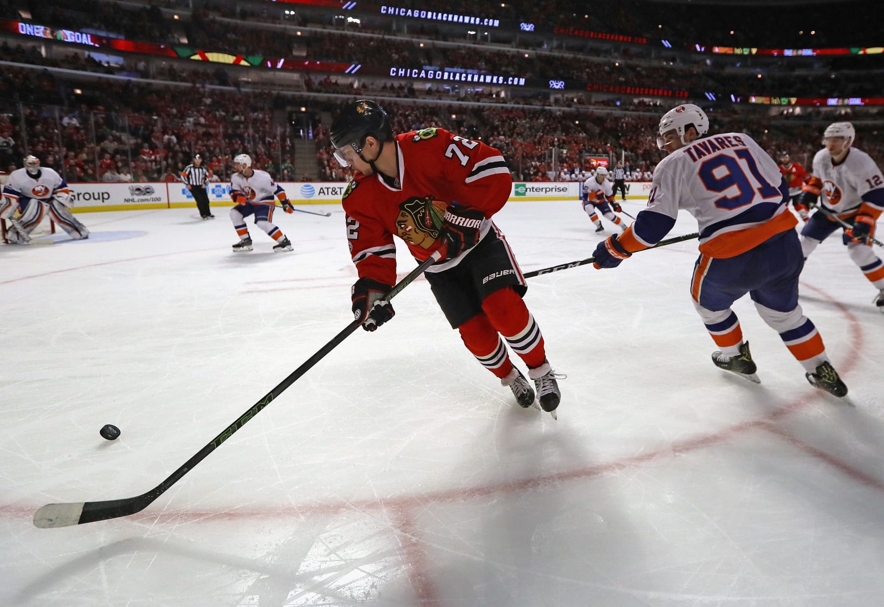 CHICAGO, IL - MARCH 03:  Artemi Panarin #72 of the Chicago Blackhawks moves to the puck in front of John Tavares #91 of the New York Islanders at the United Center on March 3, 2017 in Chicago, Illinois. The Blackhawks defeated the Islanders 2-1 in a shootout. (Photo by Jonathan Daniel/Getty Images)