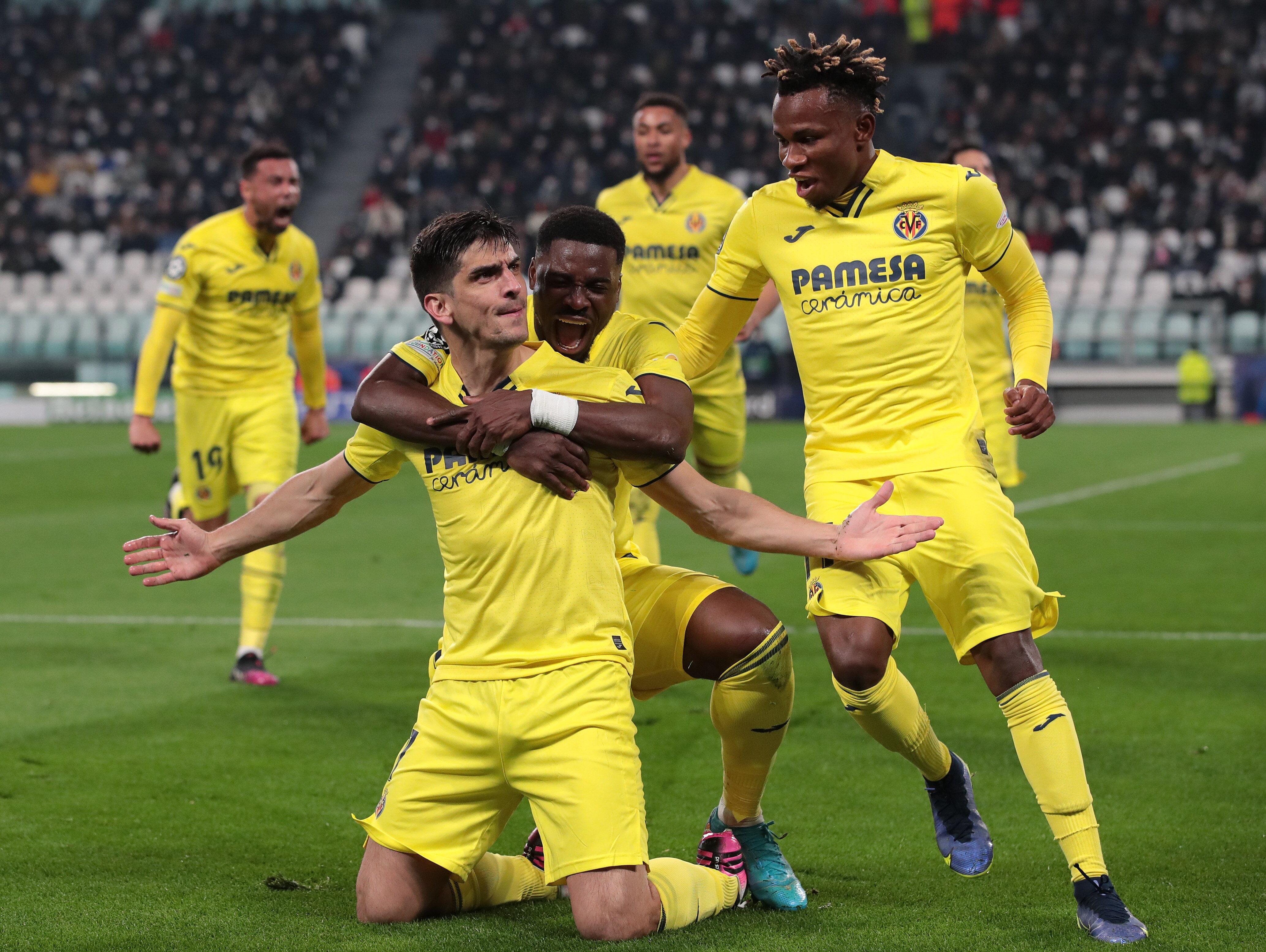 TURIN, ITALY - MARCH 16: Gerard Moreno of Villarreal CF celebrates with his team-mates Serge Aurier and Samu Chukwueze after scoring the opening goal during the UEFA Champions League Round Of Sixteen Leg Two match between Juventus and Villarreal CF at Juventus Stadium on March 16, 2022 in Turin, Italy. (Photo by Emilio Andreoli/Getty Images)