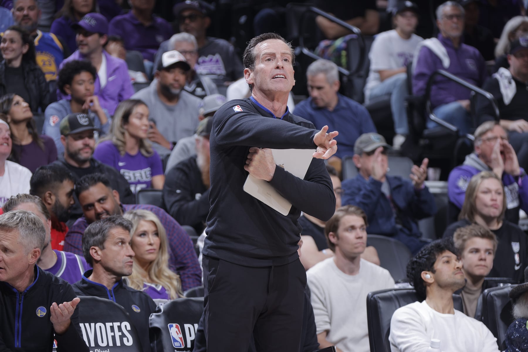 SACRAMENTO, CA - APRIL 17: Assistant Coach Kenny Atkinson of the Golden State Warriors coaches during the game against the Sacramento Kings during Round 1 Game 2 of the 2023 NBA Playoffs on April 17, 2023 at Golden 1 Center in Sacramento, California. NOTE TO USER: User expressly acknowledges and agrees that, by downloading and or using this photograph, User is consenting to the terms and conditions of the Getty Images Agreement. Mandatory Copyright Notice: Copyright 2023 NBAE (Photo by Rocky Widner/NBAE via Getty Images)