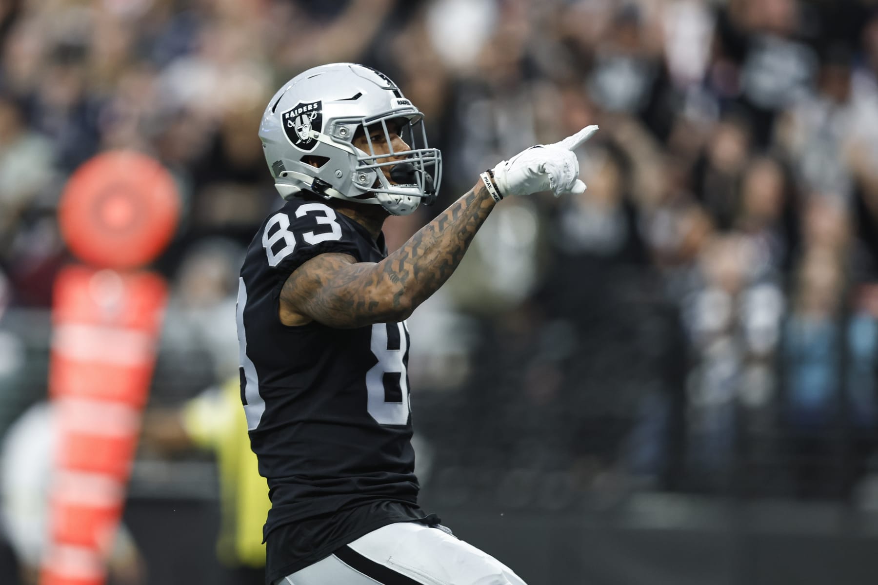 LAS VEGAS, NEVADA - DECEMBER 18: Darren Waller #83 of the Las Vegas Raiders celebrates after scoring a touchdown during an NFL football game between the Las Vegas Raiders and the New England Patriots at Allegiant Stadium on December 18, 2022 in Las Vegas, Nevada. (Photo by Michael Owens/Getty Images)