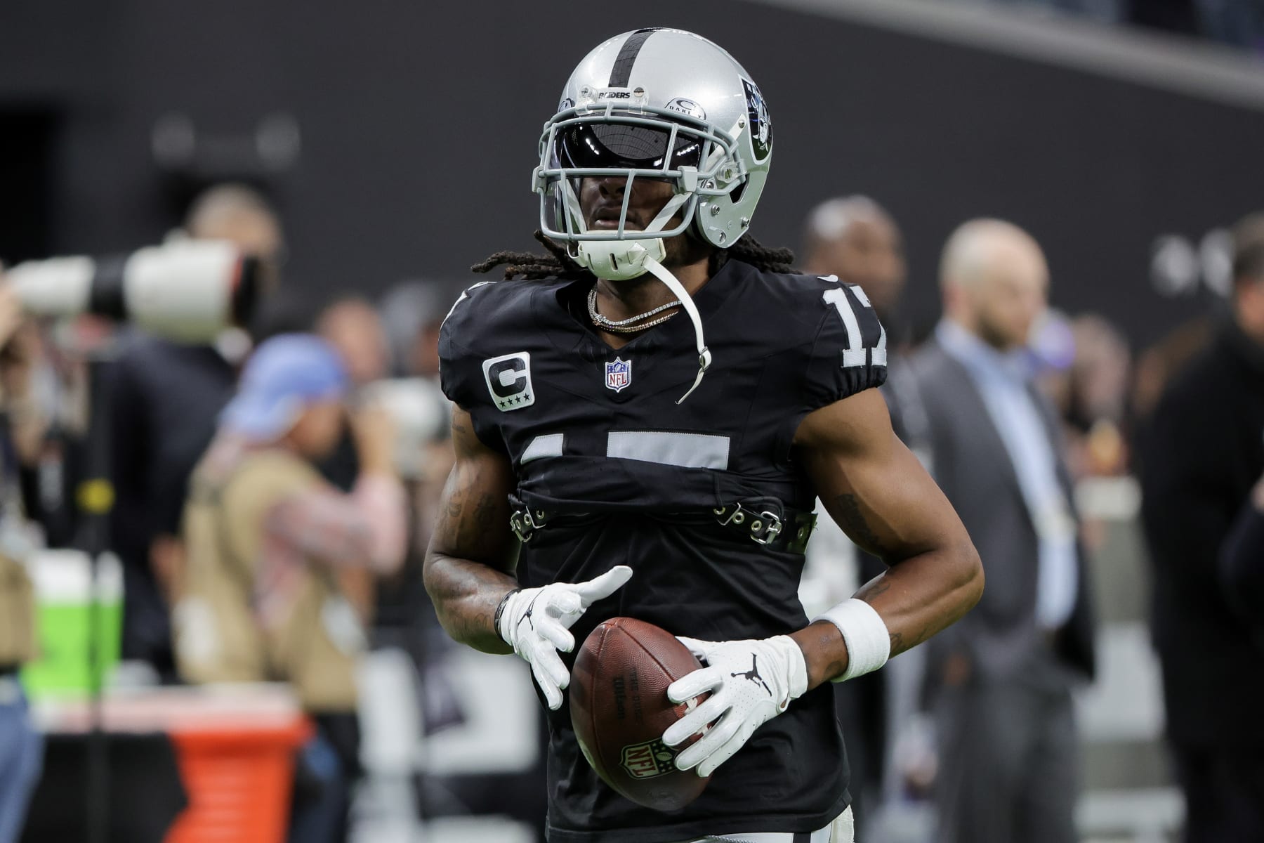 LAS VEGAS, NEVADA - DECEMBER 10: Davante Adams #17 of the Las Vegas Raiders warms up before the game against the Minnesota Vikings at Allegiant Stadium on December 10, 2023 in Las Vegas, Nevada. (Photo by Ethan Miller/Getty Images)