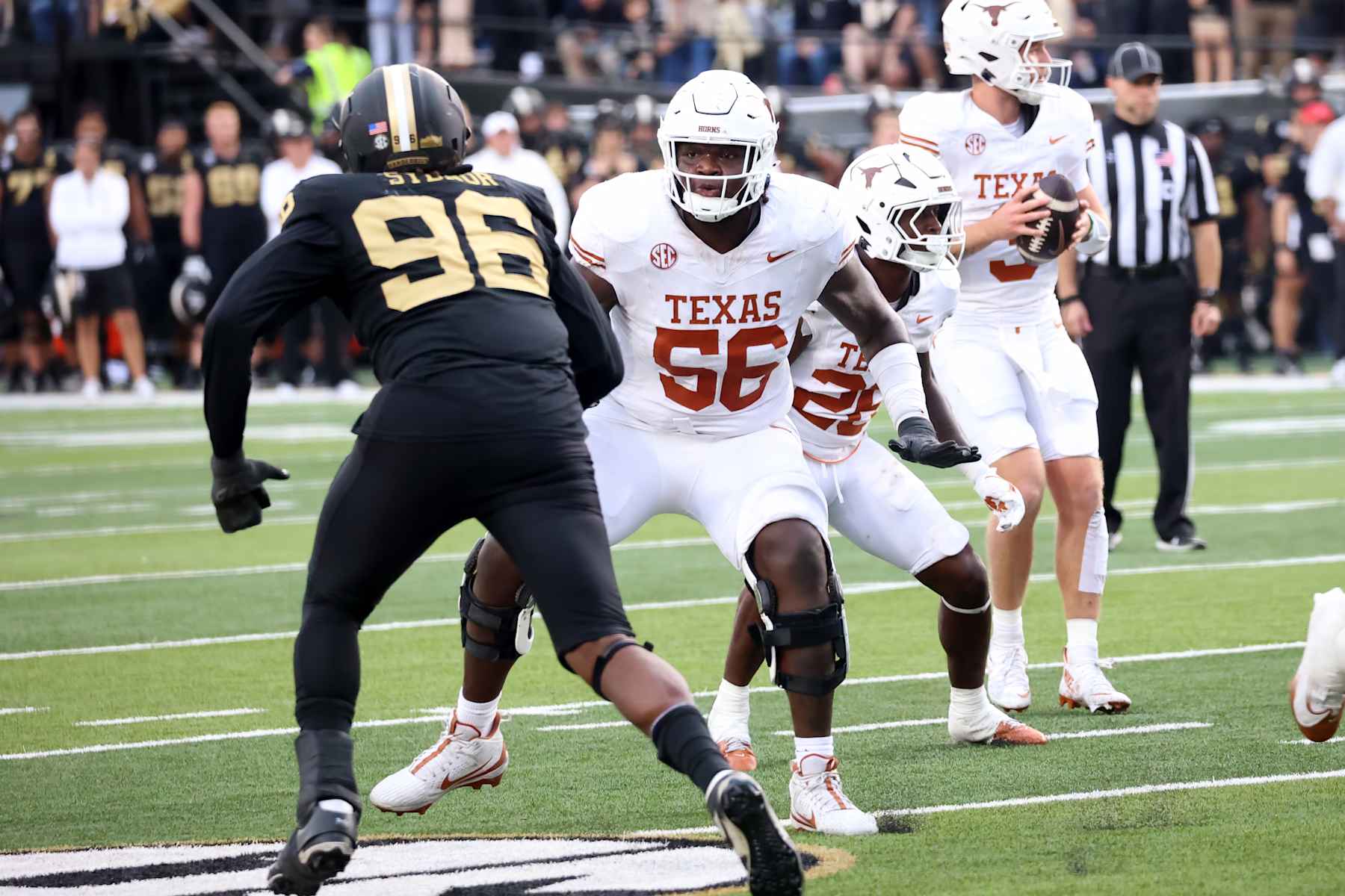NASHVILLE, TN - OCTOBER 26: Texas Longhorns offensive lineman Cameron Williams (56) during the game between the Vanderbilt Commodores and the Texas Longhorns on October 26, 2024 at FirstBank Stadium in Nashville, Tennessee.  (Photo by Michael Wade/Icon Sportswire via Getty Images)