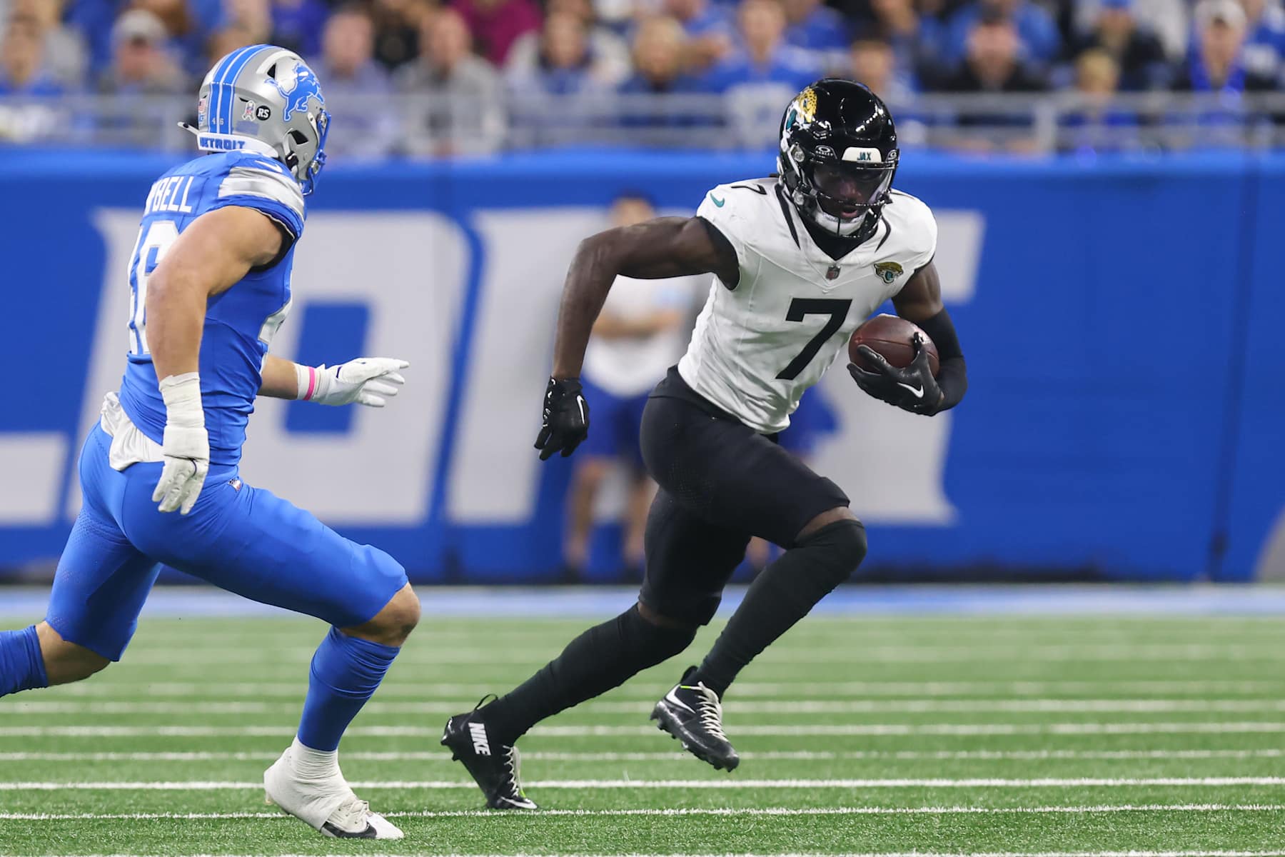 DETROIT, MI - NOVEMBER 17:  Jacksonville Jaguars wide receiver Brian Thomas Jr. (7) runs with the ball after catchiong a pass during the first quarter of an NFL regular season football game between the Jacksonville Jaguars and the Detroit Lions on November 17, 2024 at Ford Field in Detroit, Michigan. (Photo by Scott W. Grau/Icon Sportswire via Getty Images)