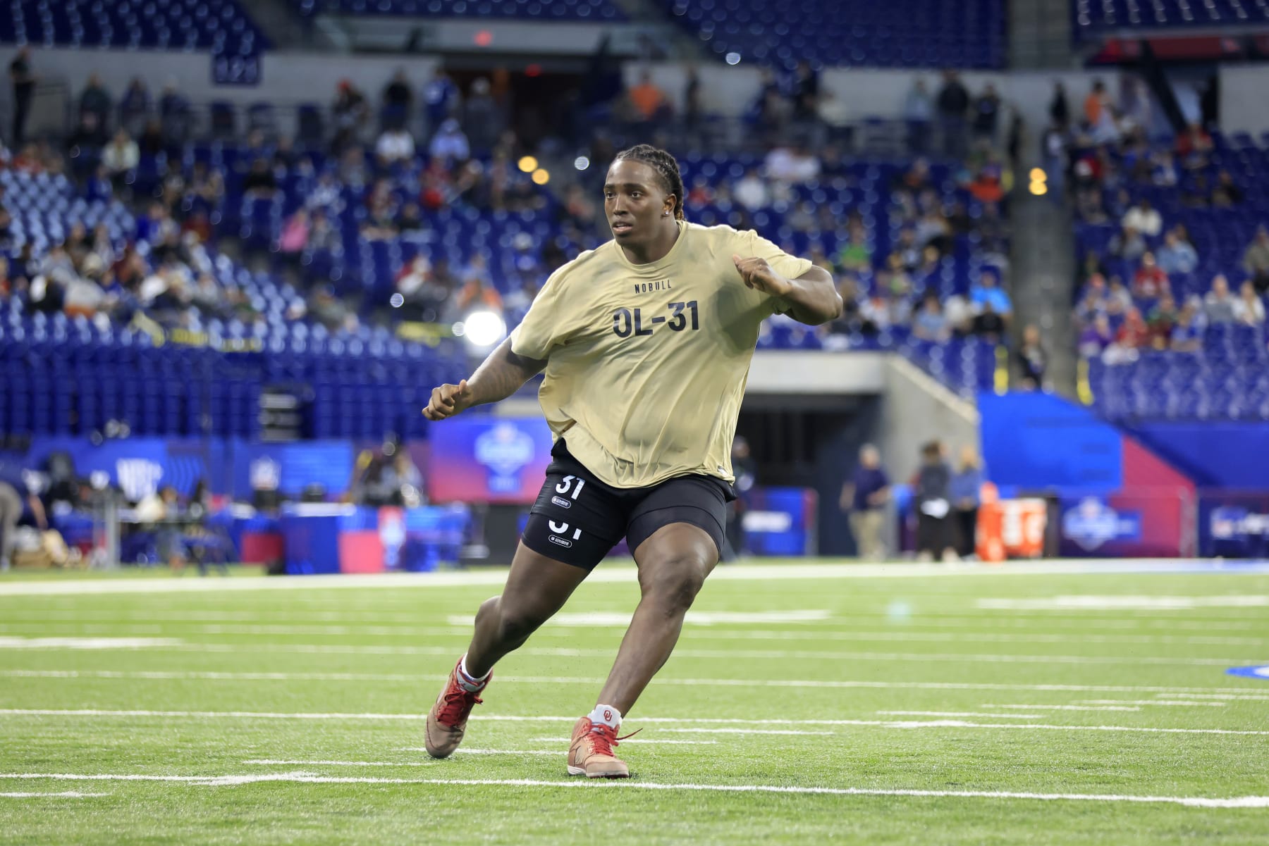 INDIANAPOLIS, INDIANA - MARCH 03: Tyler Guyton #OL31 of Oklahoma participates in a drill during the NFL Combine at Lucas Oil Stadium on March 03, 2024 in Indianapolis, Indiana. (Photo by Justin Casterline/Getty Images)