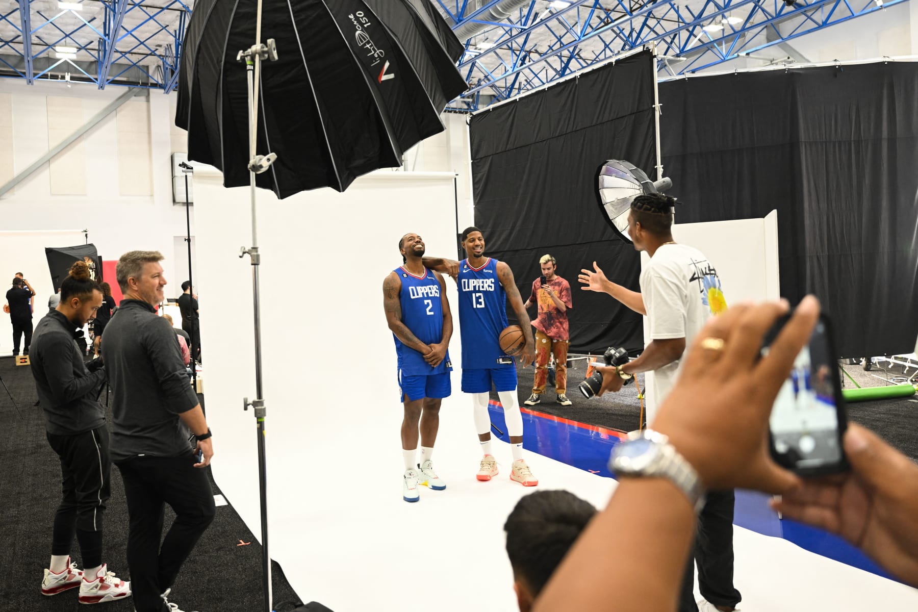 Los Angeles Clippers Paul George (R) and Los Angeles Clippers Kawhi Leonard (L) stand for photos during the Los Angeles Clippers media day at the Honey Training Center in Playa Vista, California, on September 26, 2022. (Photo by Patrick T. FALLON / AFP) (Photo by PATRICK T. FALLON/AFP via Getty Images)