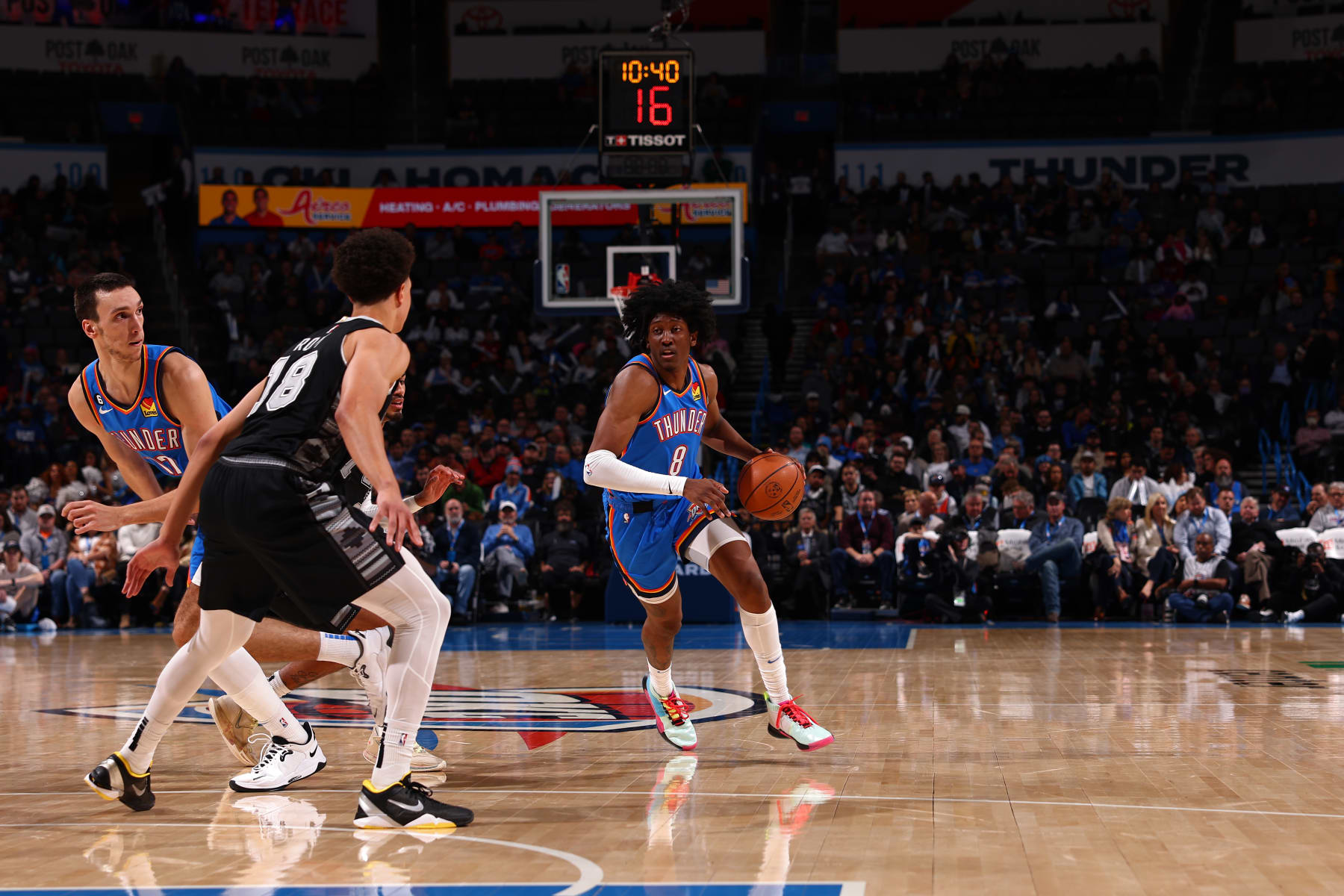 OKLAHOMA CITY, OK - NOVEMBER 30: Jalen Williams #8 of the Oklahoma City Thunder drives to the basket during the game against the San Antonio Spurs on November 30, 2022 at Paycom Arena in Oklahoma City, Oklahoma. NOTE TO USER: User expressly acknowledges and agrees that, by downloading and or using this photograph, User is consenting to the terms and conditions of the Getty Images License Agreement. Mandatory Copyright Notice: Copyright 2022 NBAE (Photo by Zach Beeker/NBAE via Getty Images)