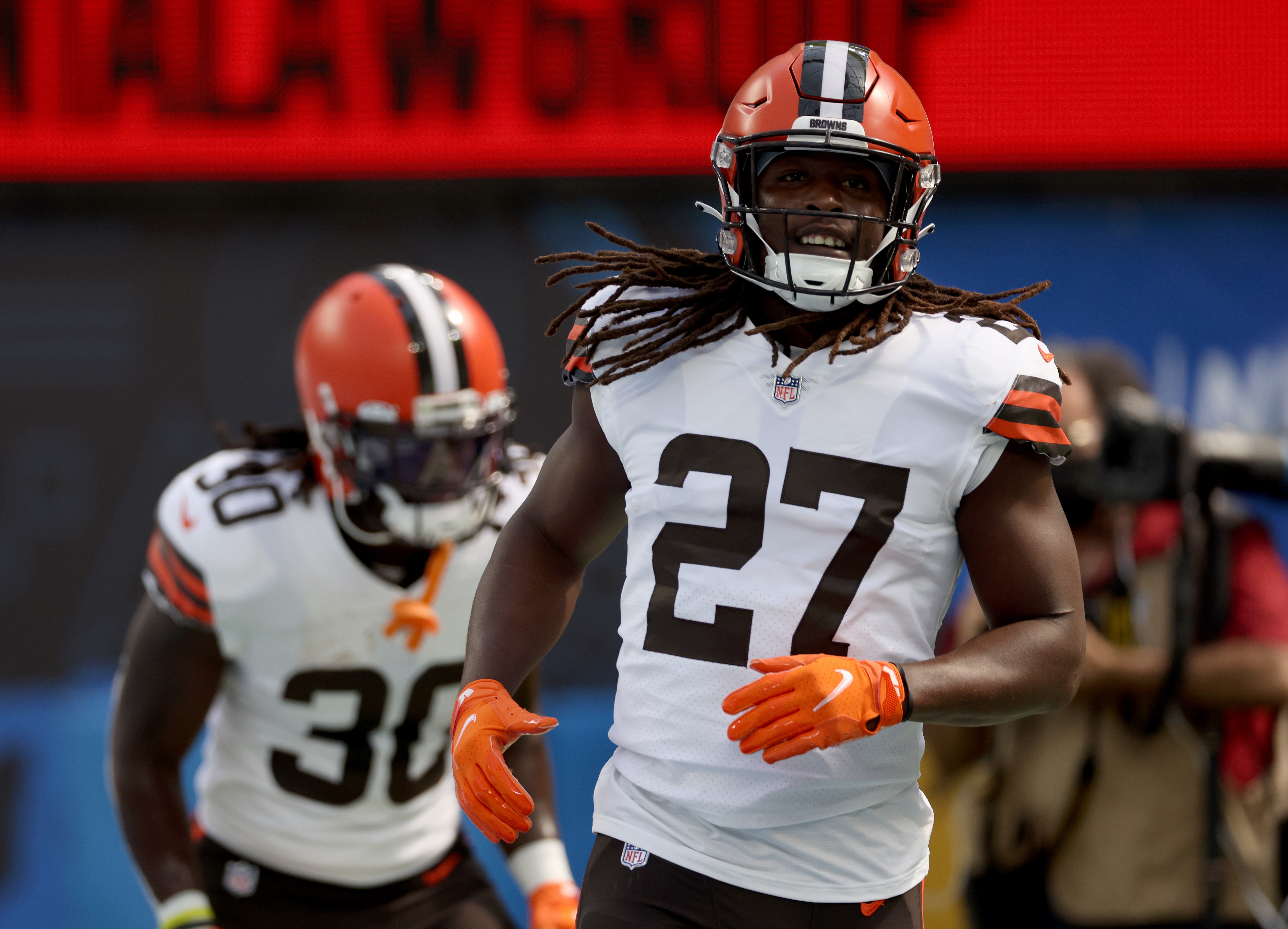 INGLEWOOD, CALIFORNIA - OCTOBER 10: Kareem Hunt #27 of the Cleveland Browns during warm up before the game against the Los Angeles Chargers at SoFi Stadium on October 10, 2021 in Inglewood, California. (Photo by Harry How/Getty Images)