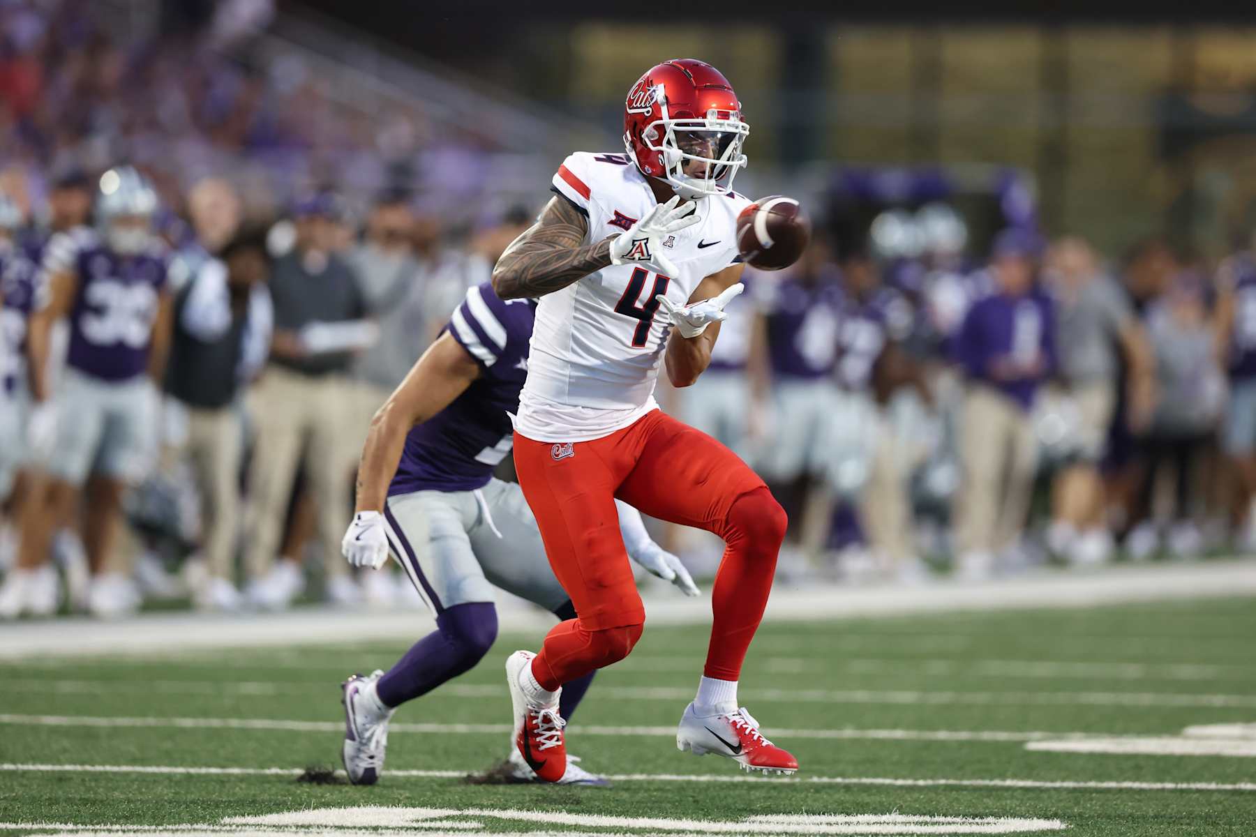 MANHATTAN, KS - SEPTEMBER 13: Arizona Wildcats wide receiver Tetairoa McMillan (4) makes a catch in the first quarter of a college football game between the Arizona Wildcats and Kansas State Wildcats on September 13, 2024 at Memorial Stadium in Manhattan, KS. (Photo by Scott Winters/Icon Sportswire via Getty Images)
