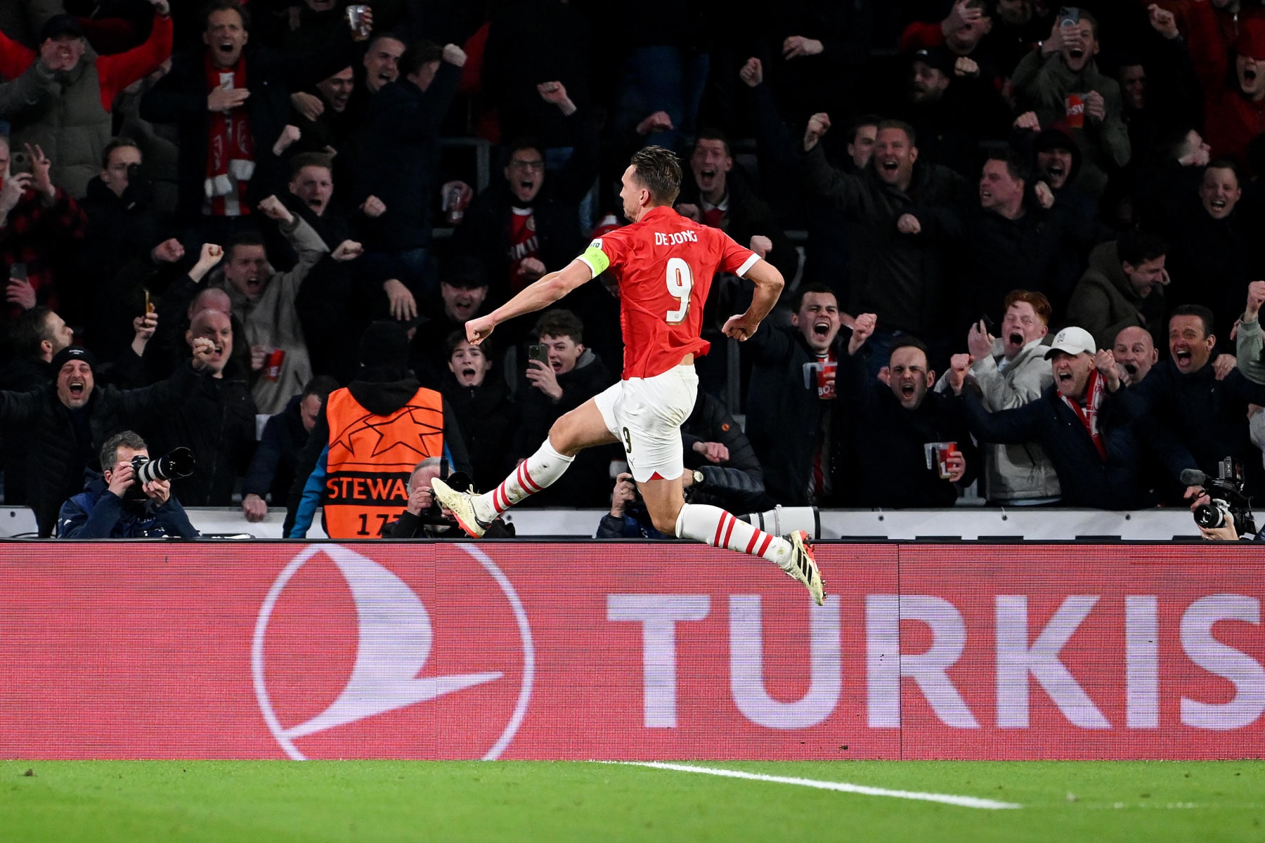 EINDHOVEN, NETHERLANDS - FEBRUARY 20: Luuk de Jong of PSV Eindhoven celebrates scoring his team's first goal from the penalty-spot during the UEFA Champions League 2023/24 round of 16 first leg match between PSV Eindhoven and Borussia Dortmund at Philips Stadion on February 20, 2024 in Eindhoven, Netherlands. (Photo by Christian Kaspar-Bartke/Getty Images)