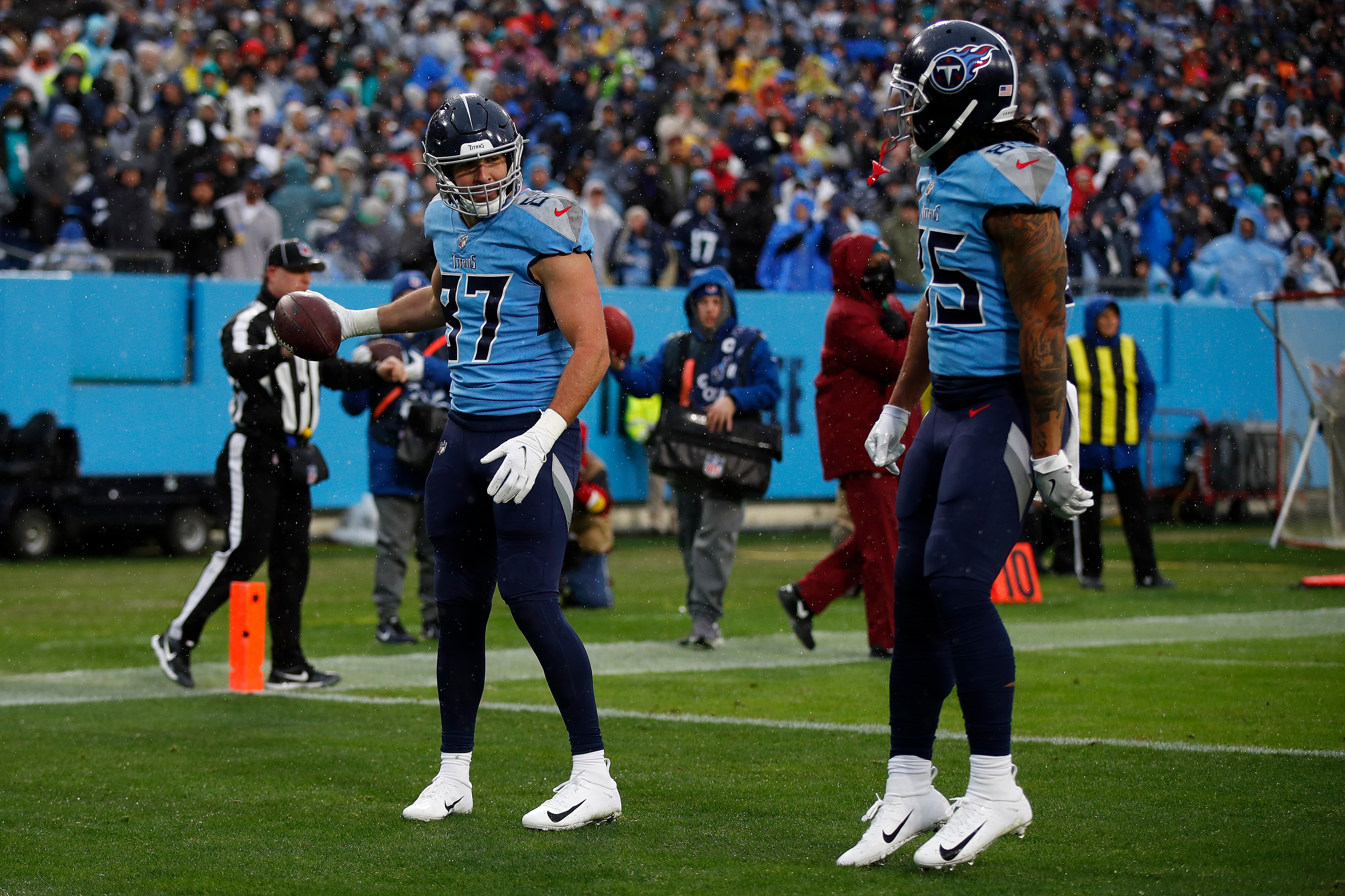 NASHVILLE, TENNESSEE - JANUARY 02: Geoff Swaim #87 of the Tennessee Titans celebrates his touchdown score with MyCole Pruitt #85 during the first quarter against the Miami Dolphins at Nissan Stadium on January 02, 2022 in Nashville, Tennessee. (Photo by Wesley Hitt/Getty Images)