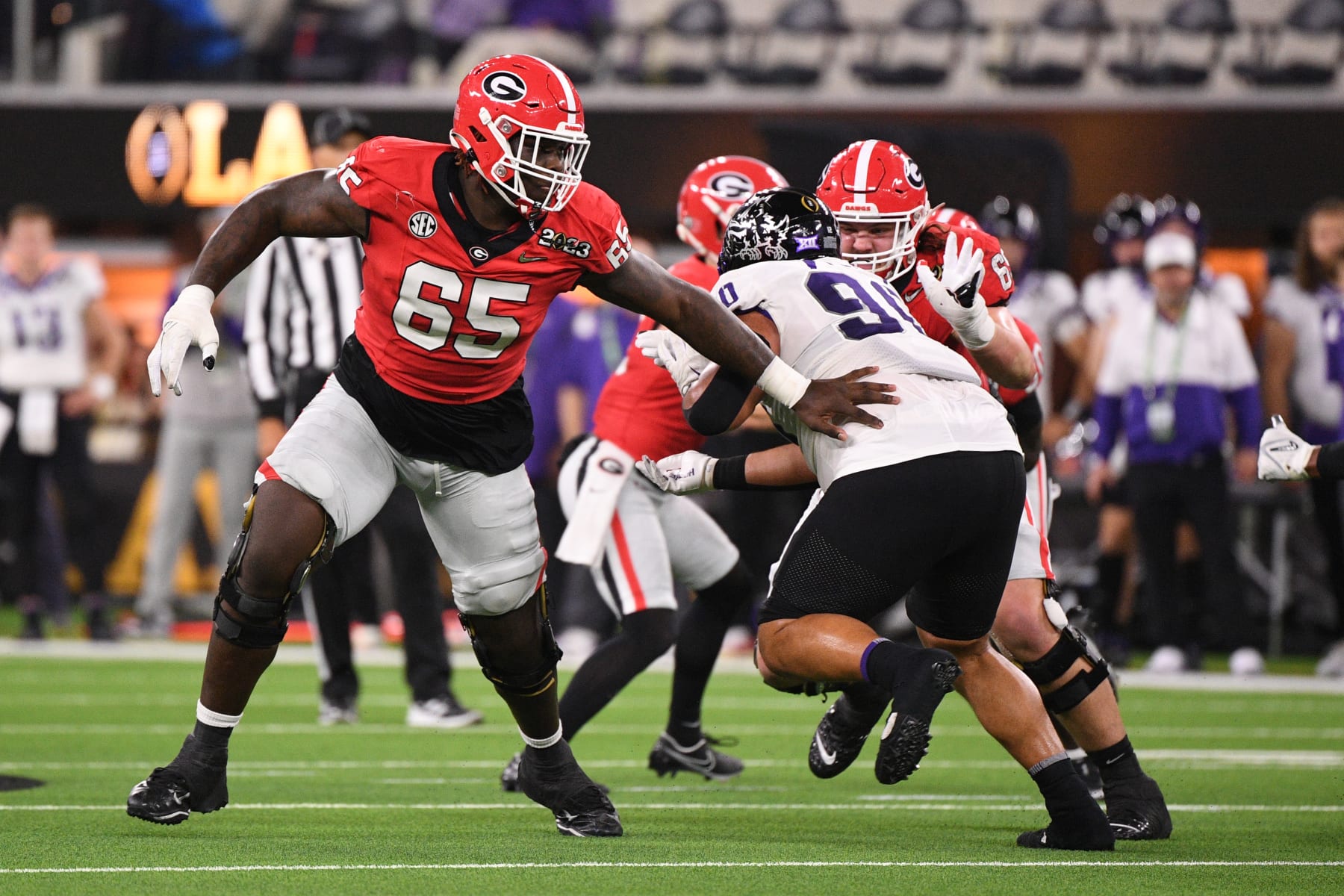 INGLEWOOD, CA - JANUARY 09: Georgia Bulldogs offensive lineman Amarius Mims (65) blocks during the Georgia Bulldogs game versus the TCU Horned Frogs in the College Football Playoff National Championship game on January 9, 2023, at SoFi Stadium in Inglewood, CA. (Photo by Brian Rothmuller/Icon Sportswire via Getty Images)