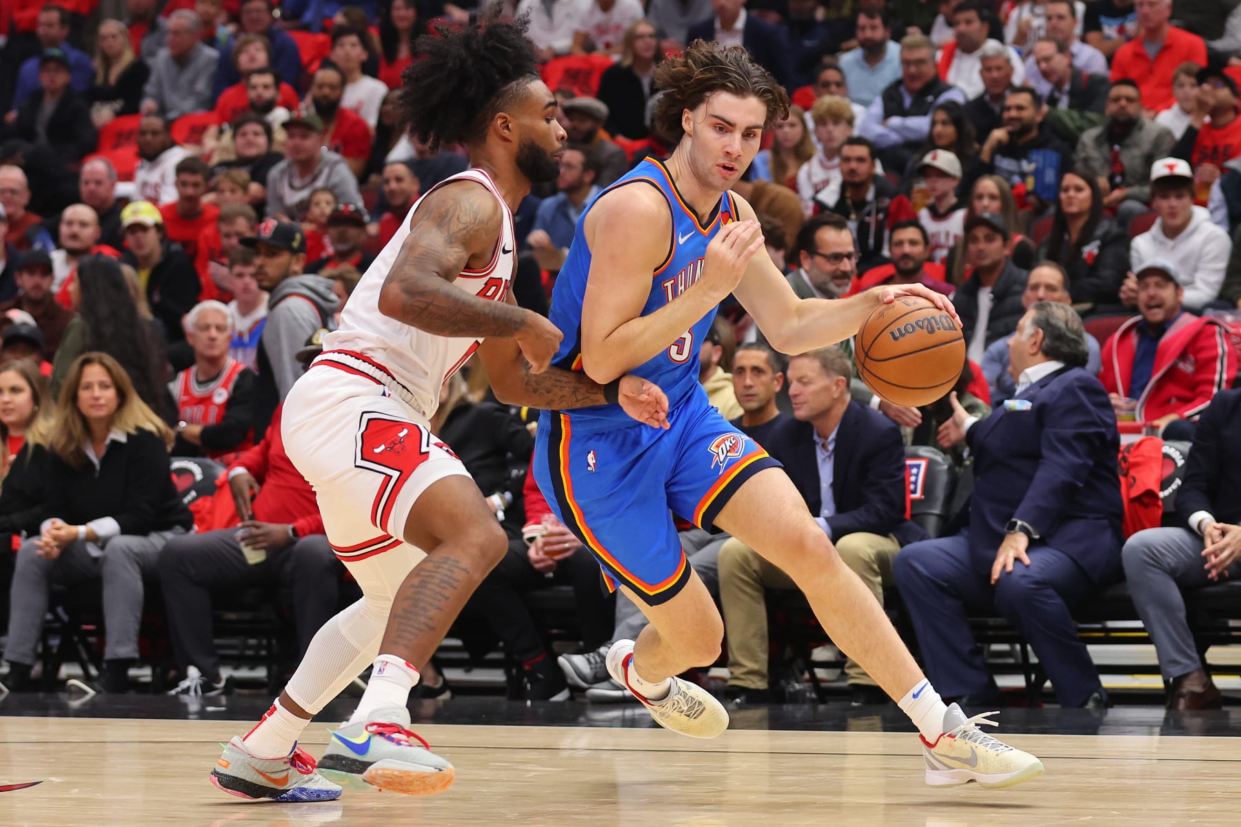 CHICAGO, ILLINOIS - OCTOBER 25: Josh Giddey #3 of the Oklahoma City Thunder drives to the basket against Coby White #0 of the Chicago Bulls during the first half at the United Center on October 25, 2023 in Chicago, Illinois. NOTE TO USER: User expressly acknowledges and agrees that, by downloading and or using this photograph, User is consenting to the terms and conditions of the Getty Images License Agreement. (Photo by Michael Reaves/Getty Images)