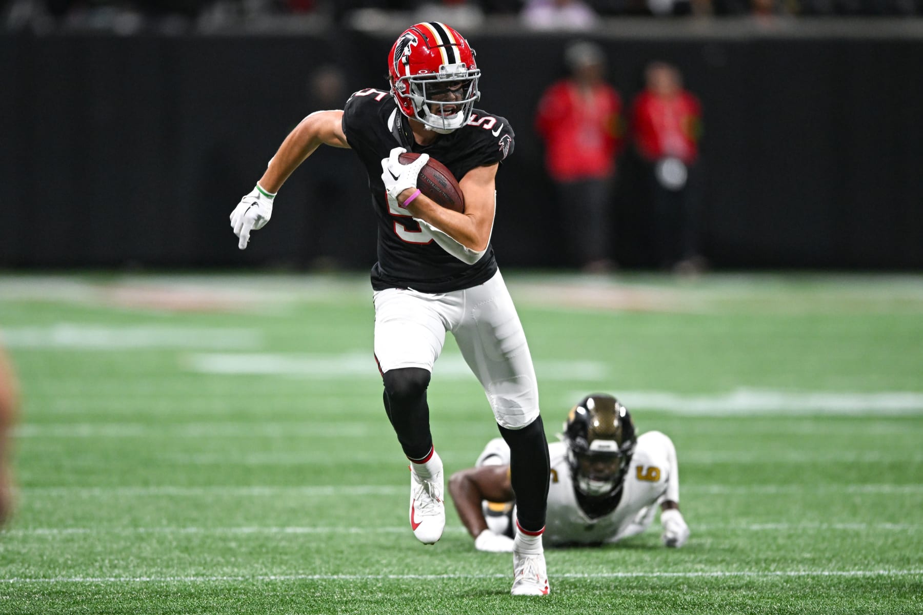 ATLANTA, GA  NOVEMBER 26:  Atlanta wide receiver Drake London (5) runs with the ball after a reception during the NFL game between the New Orleans Saints and the Atlanta Falcons on November 26th, 2023 at Mercedes-Benz Stadium in Atlanta, GA.  (Photo by Rich von Biberstein/Icon Sportswire via Getty Images)