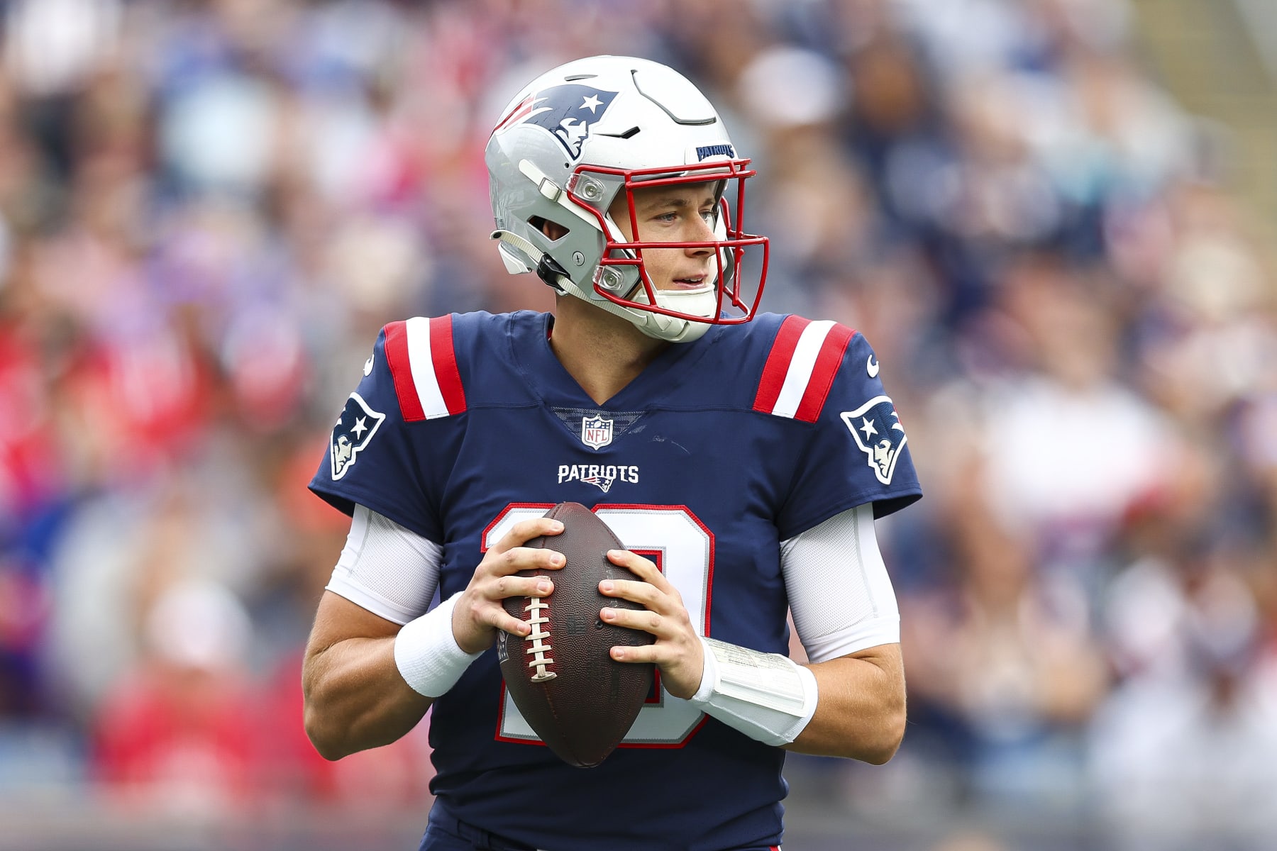 FOXBOROUGH, MASSACHUSETTS - SEPTEMBER 25: Quarterback Mac Jones #10 of the New England Patriots attempts a pass during the first half at Gillette Stadium on September 25, 2022 in Foxborough, Massachusetts. (Photo by Adam Glanzman/Getty Images)